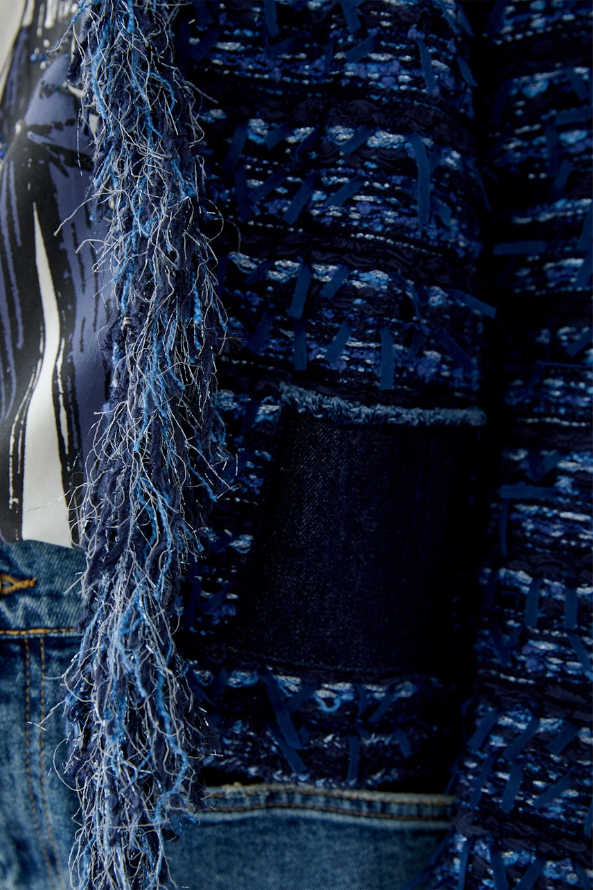 Bequeme Damen-Strickjacke in Blau mit fransigen Details, ideal für lässige Outfits.