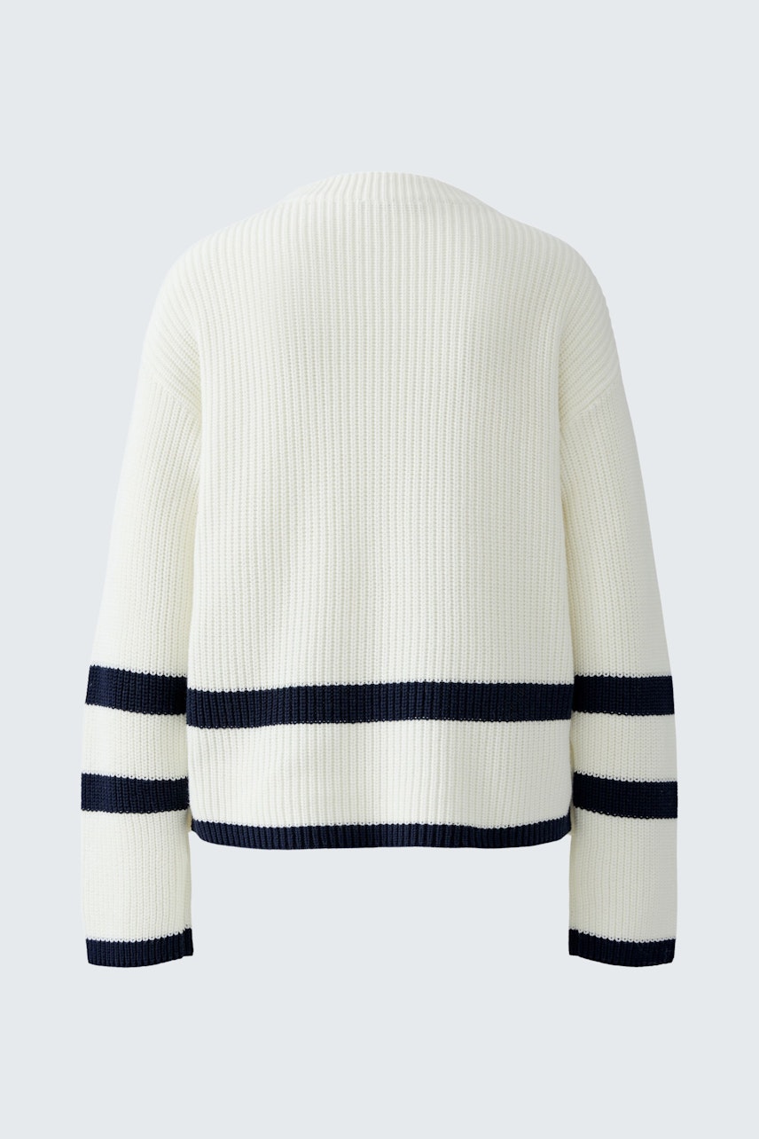 Damen-Pullover: Weißer Strickpullover mit blauen Streifen, lässig und bequem.