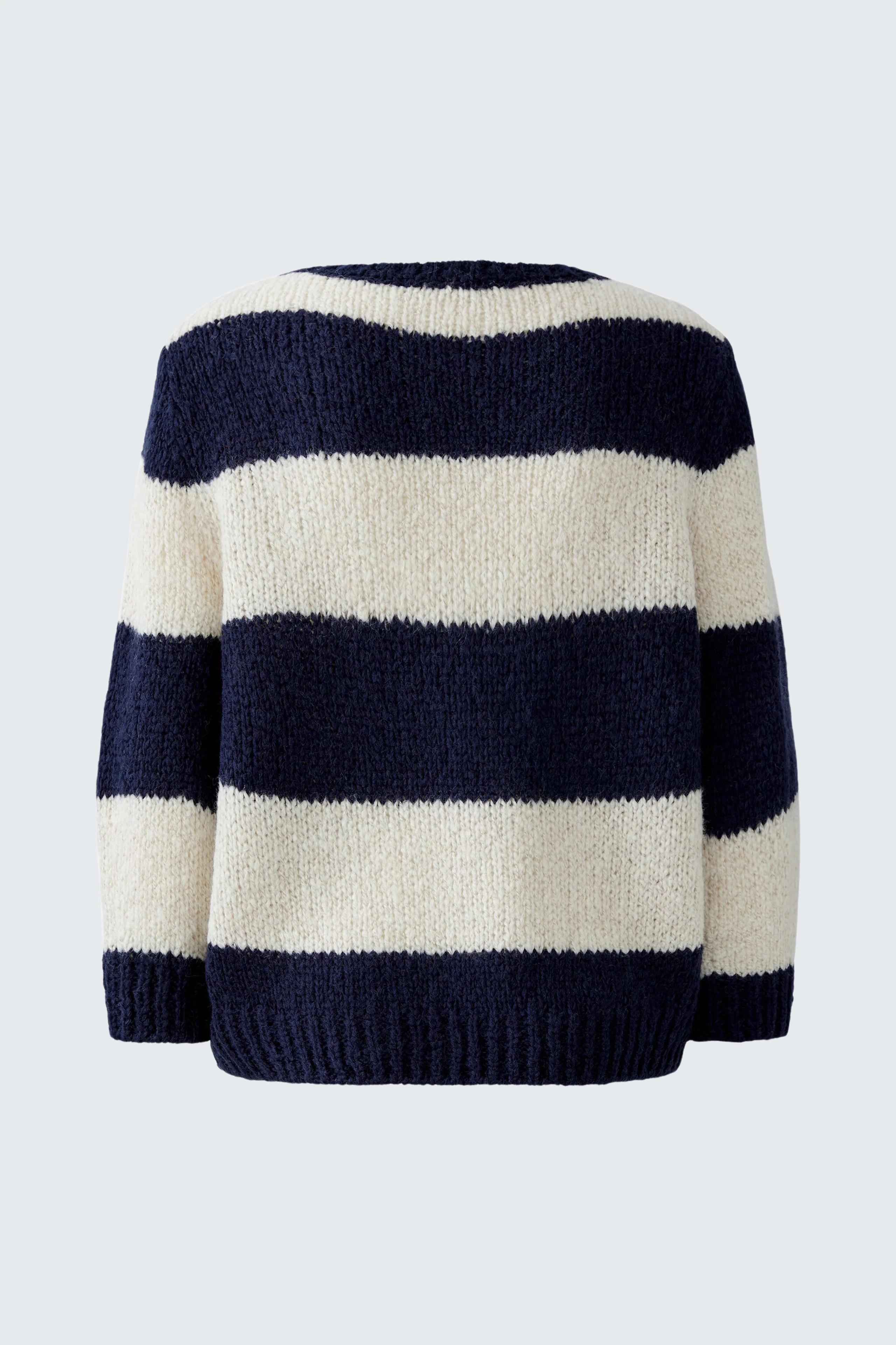 Gemütlicher Damen-Pullover mit breiten, horizontalen Streifen in Blau und Creme.