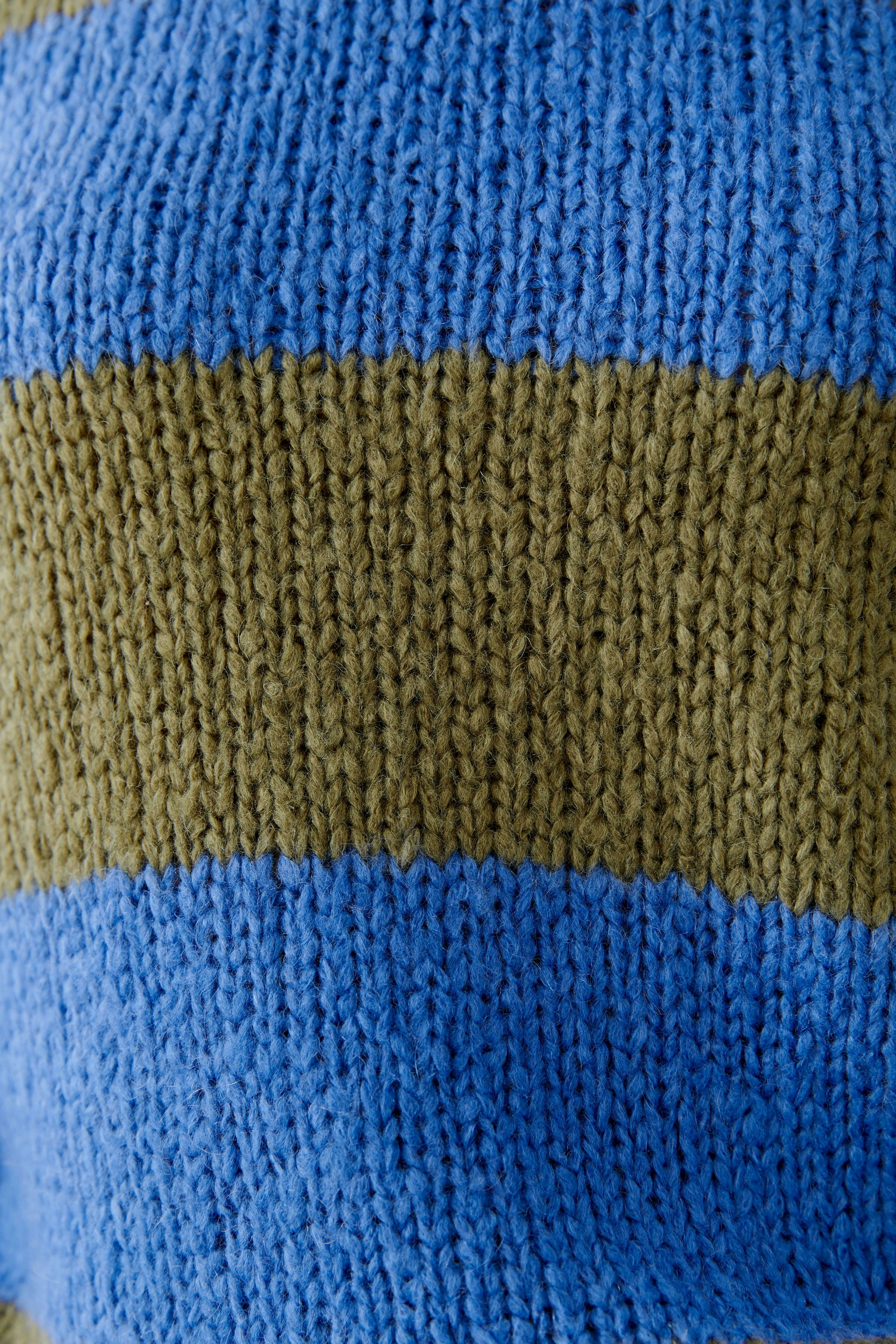 Damen-Pullover in blau und olivgrün gestreift, lässig und bequem, ideal für den Alltag.