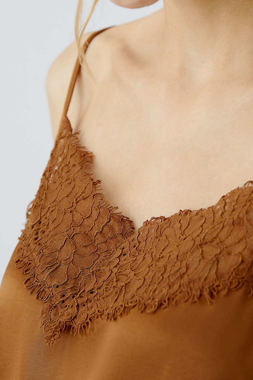 Damen-Top in Braun mit feiner Spitzenverzierung am Ausschnitt, ideal für lässige Anlässe.