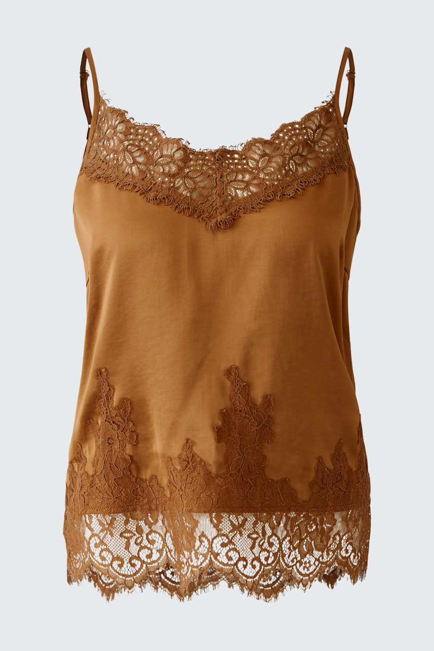 Beige Damen-Top mit feiner Spitze am Ausschnitt und Saum, ideal für lässige Outfits.