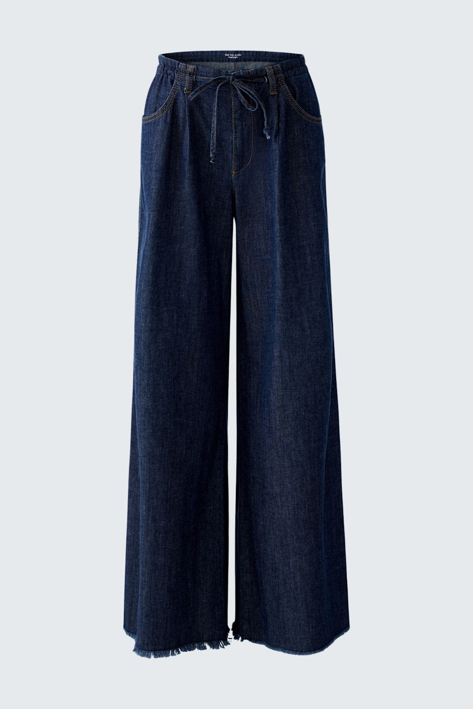Bequeme Wide Leg Jeans für Damen in dunklem Denim, mit lässigem Schnitt und praktischen Taschen.