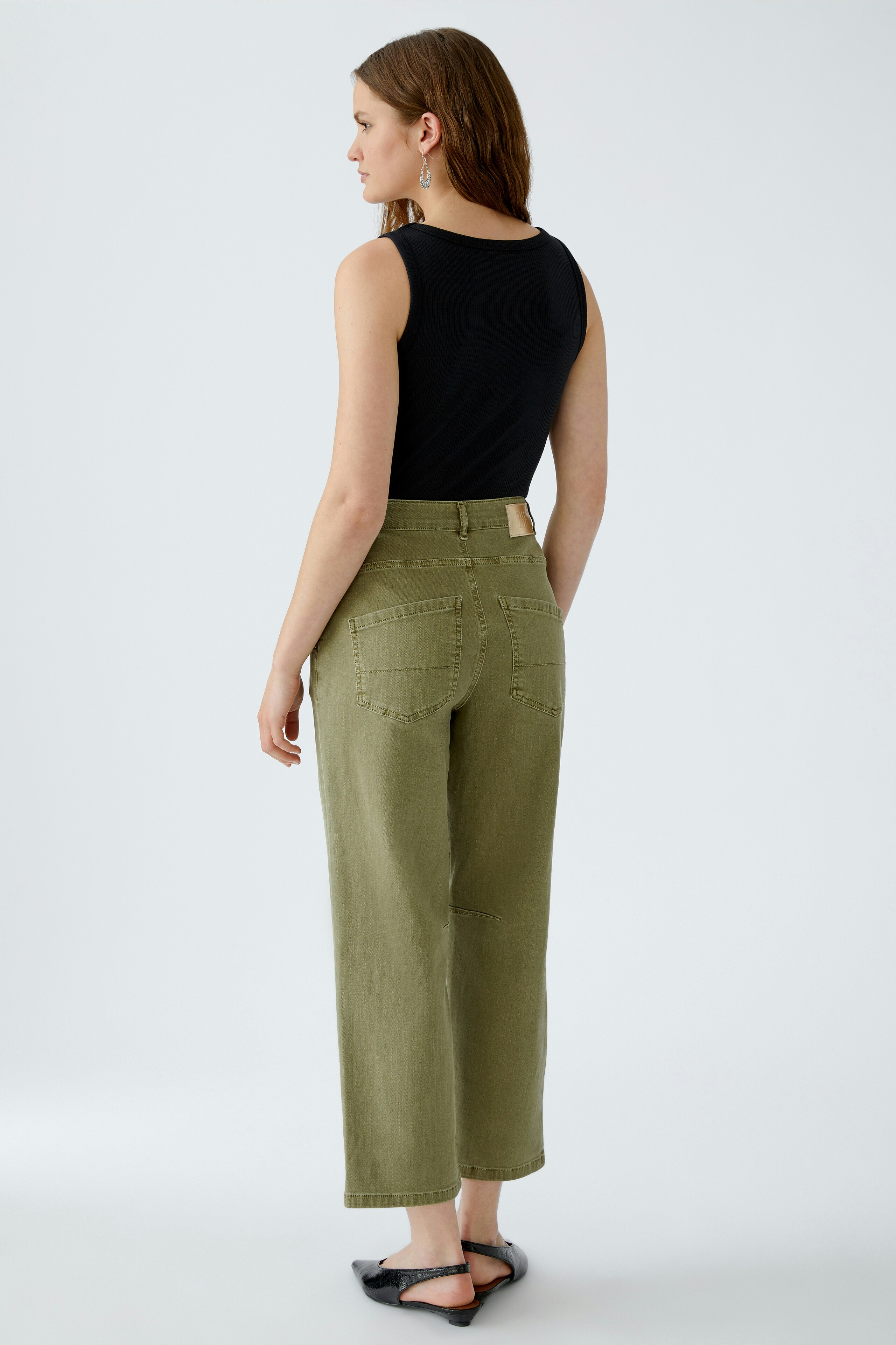 Casual women's jeans barrel: A woman in stylish barrel jeans, showcasing a relaxed fit and modern design.