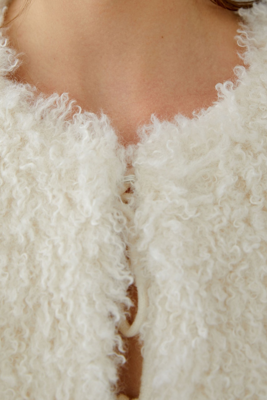 Cozy women's vest with a fluffy collar, perfect for layering over casual outfits.