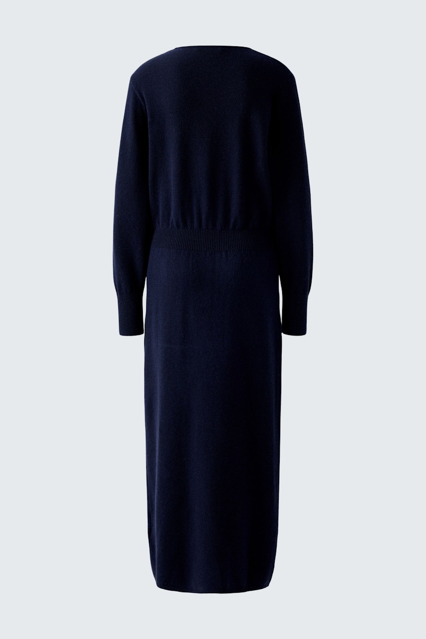 Dunkles Strickkleid: Langes, figurbetontes Kleid mit langen Ärmeln und elastischem Bund.