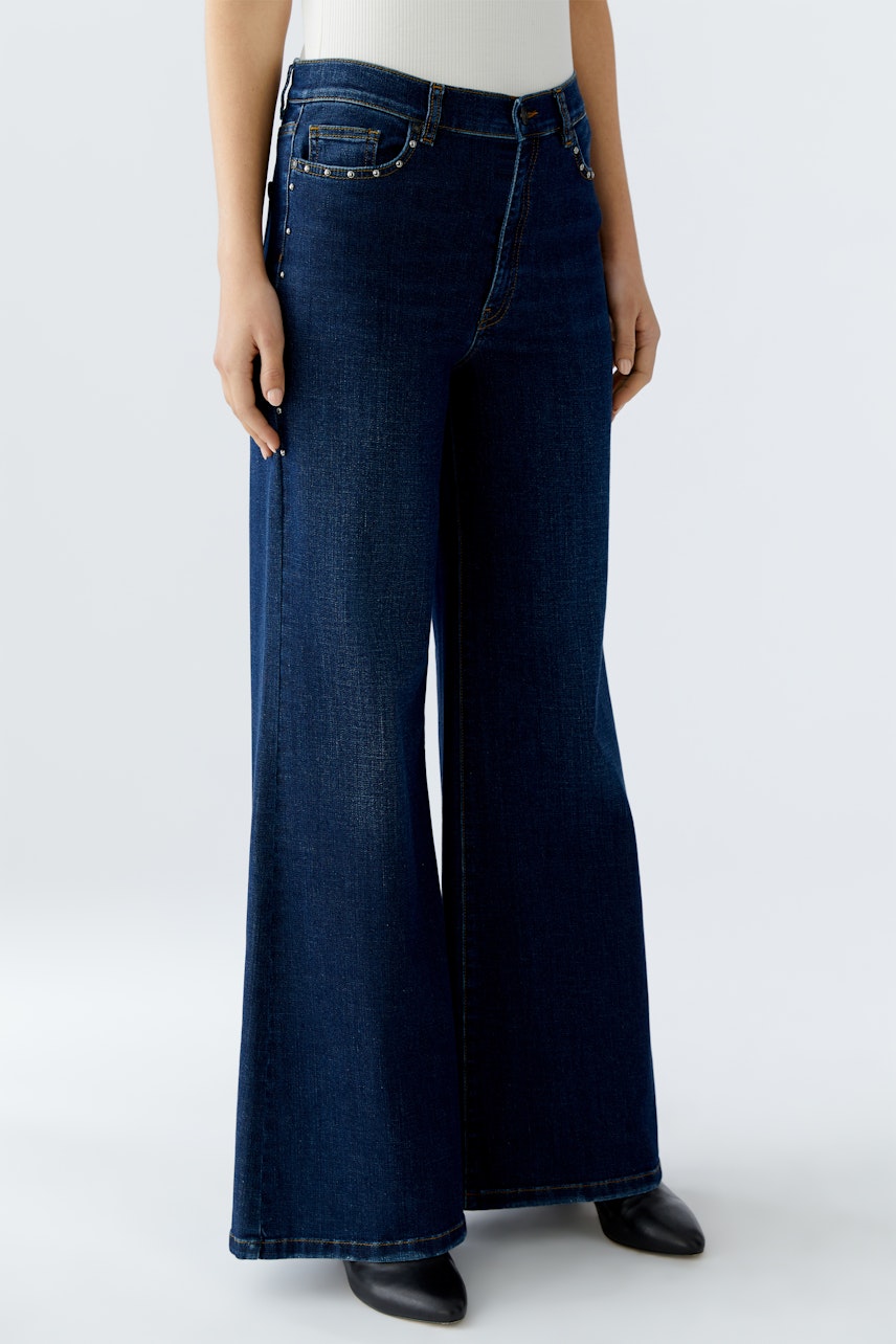 Bequeme Wide Leg Jeans für Damen: Frau trägt lässige, weite Jeans in dunkler Waschung.