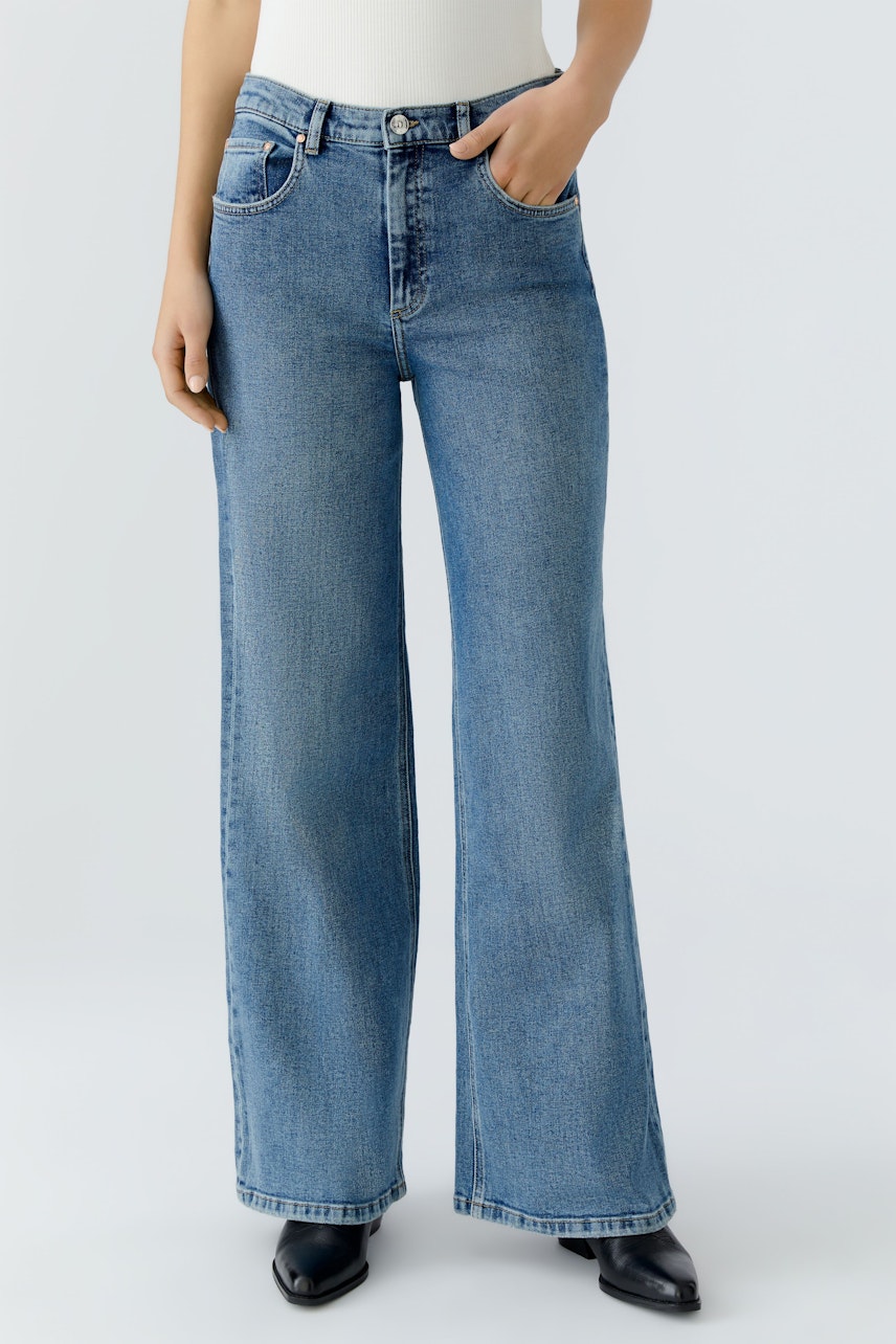 Bequeme 5-Pocket Hose: Frau trägt lässige, weite Jeans mit klassischem Design und praktischen Taschen.