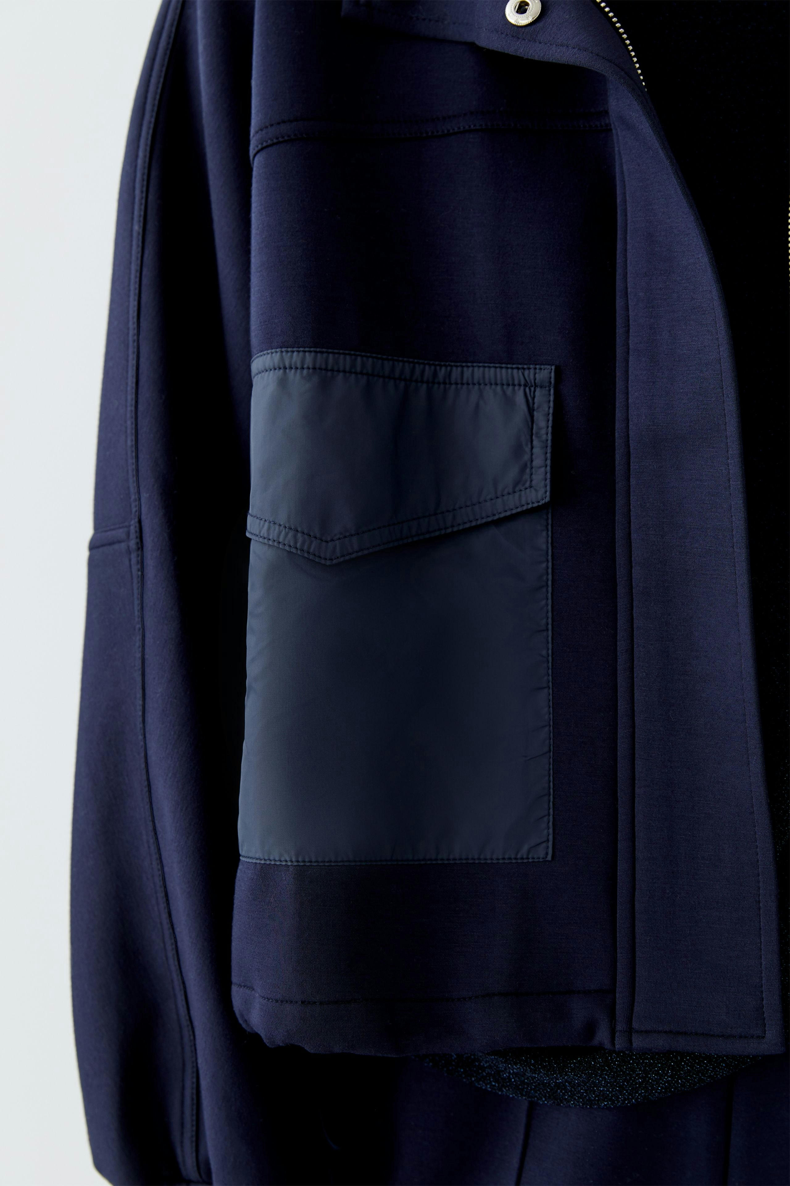 Casual women's jacket: Close-up of a navy jacket with a pocket detail, perfect for everyday wear.
