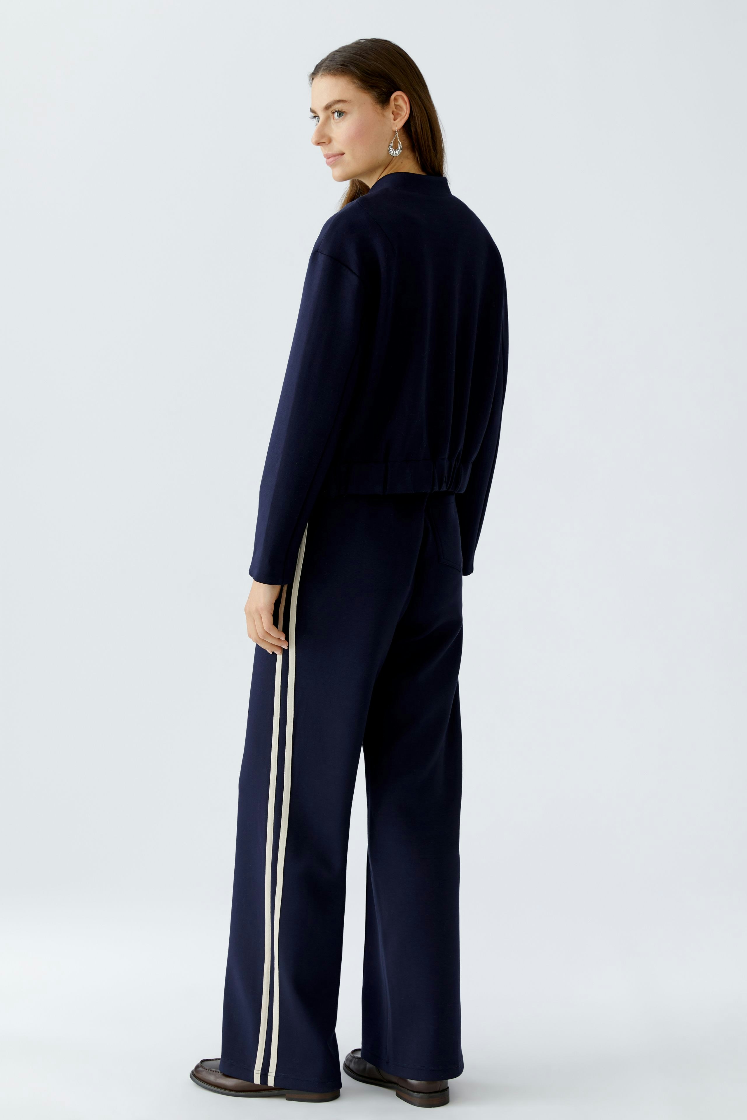 Damen-Blouson: Frau in navy Blouson mit lässigem Schnitt und sportlichen Details.