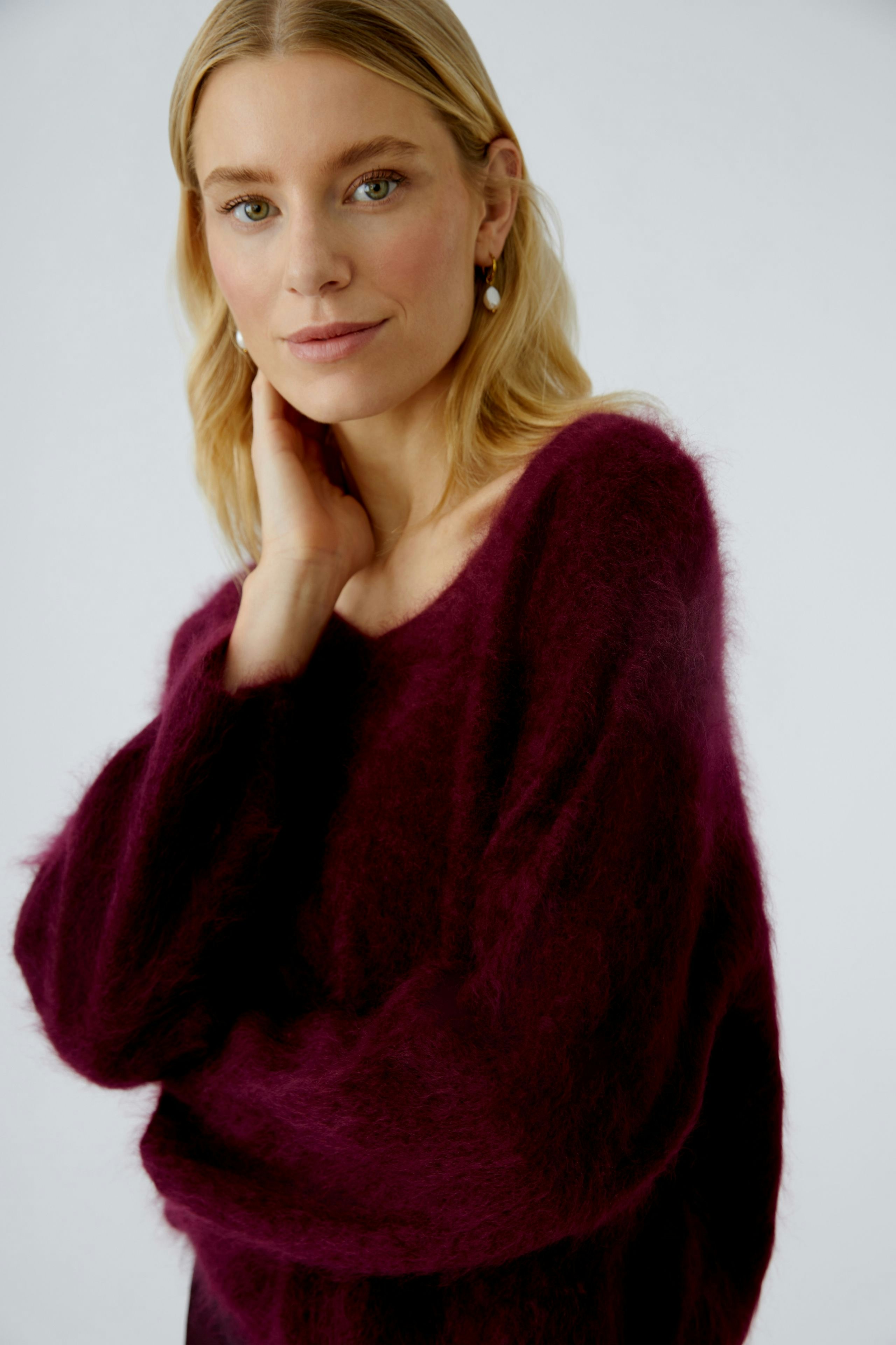 Cozy women's pullover in deep burgundy, featuring a relaxed fit and soft texture.