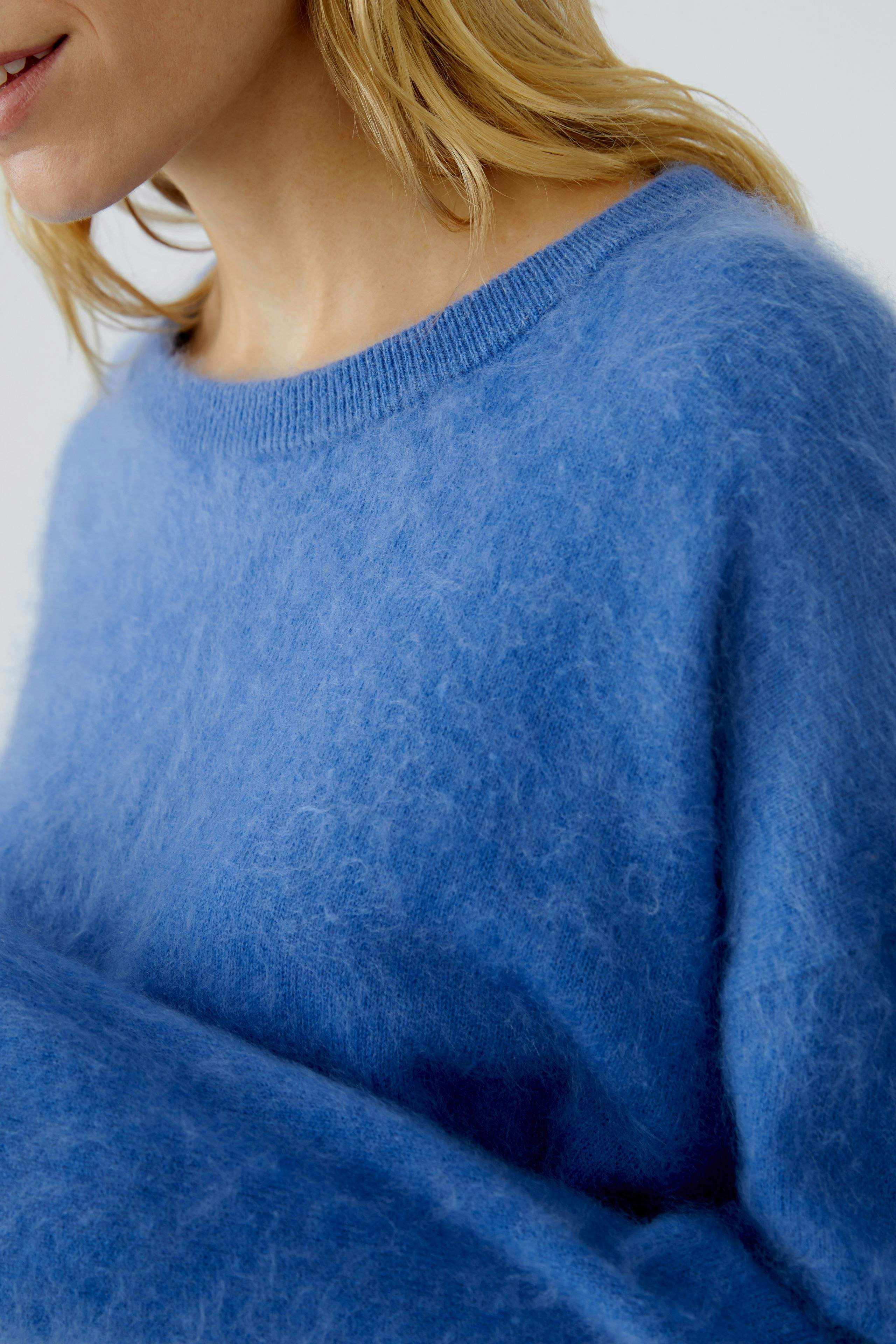 Cozy women's pullover in soft blue, featuring a relaxed fit and round neckline.