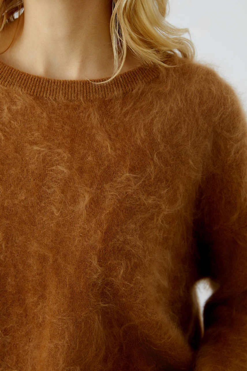 Cozy women's pullover in warm brown, featuring a soft texture and relaxed fit.