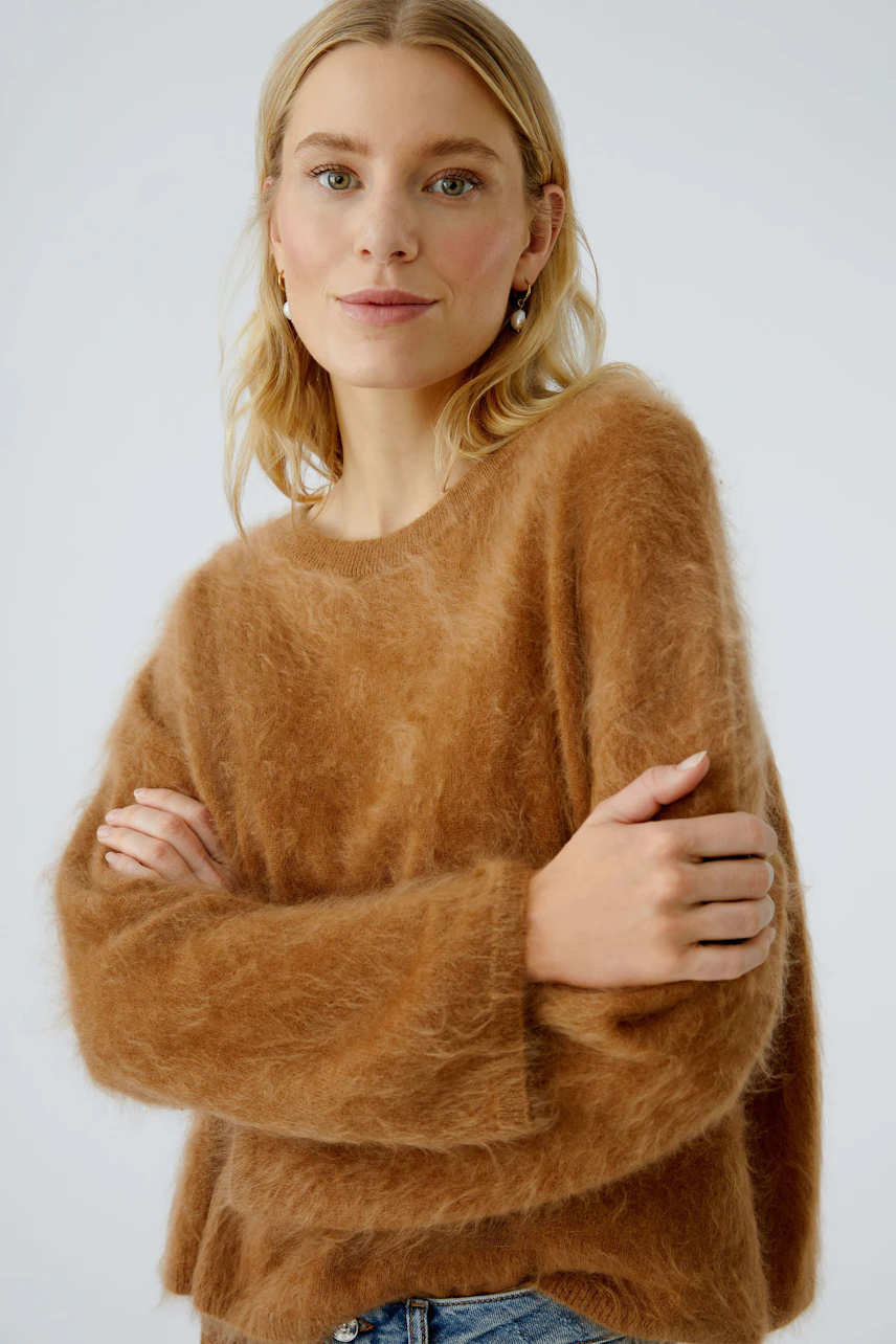 Cozy women's pullover in soft brown, featuring a relaxed fit and long sleeves.