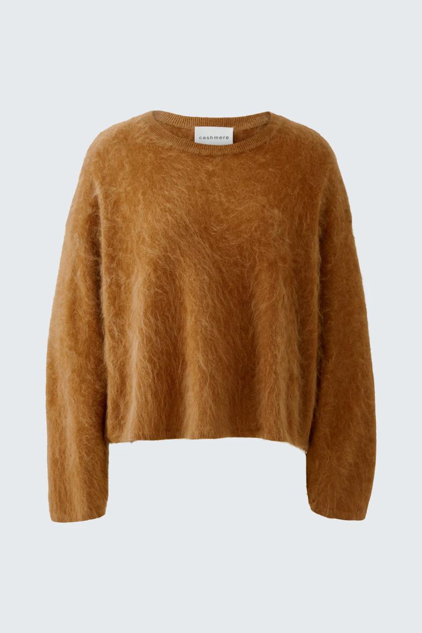 Cozy women's pullover in soft brown, featuring a relaxed fit and fluffy texture.