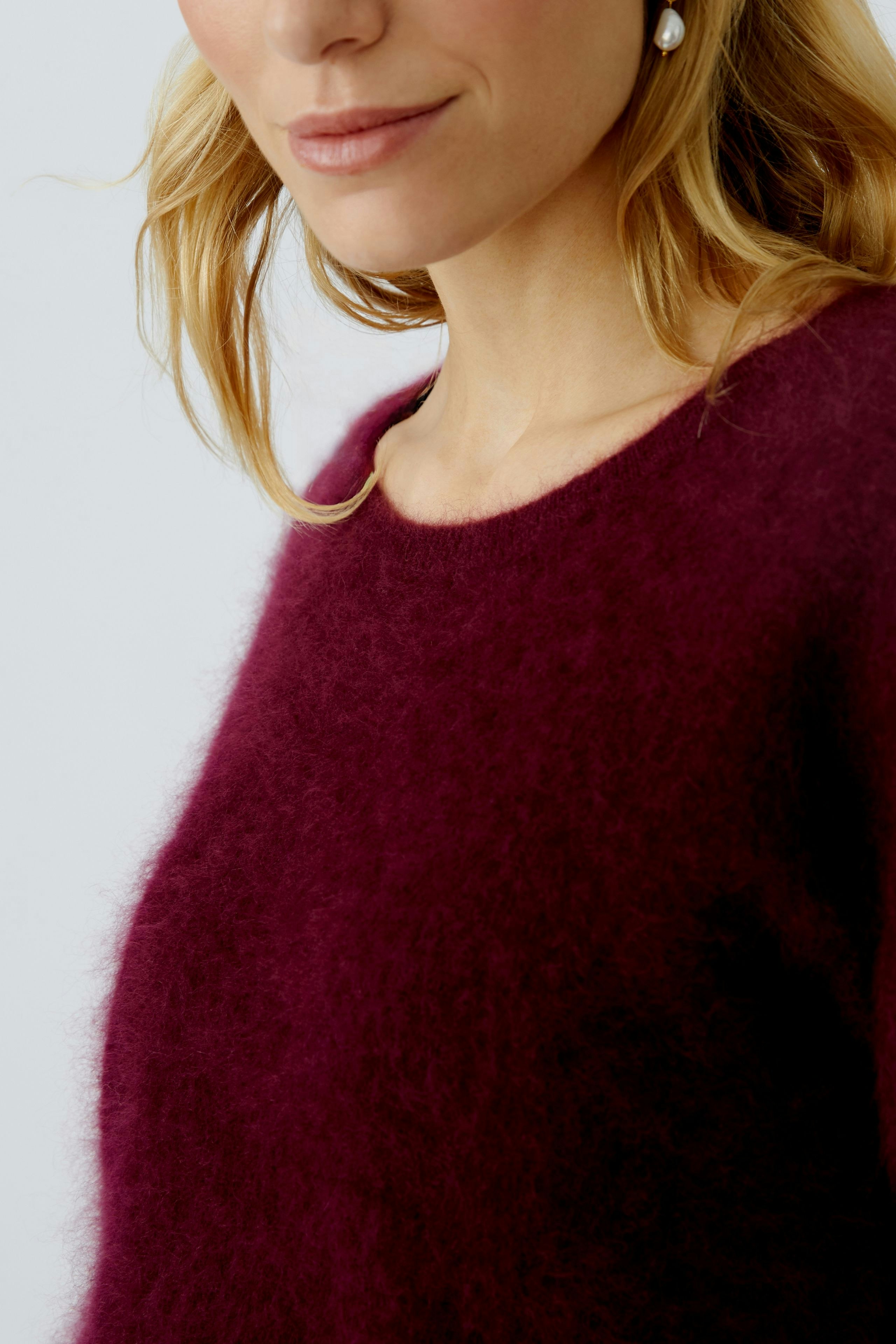 Cozy women's pullover in deep burgundy, featuring a soft texture and relaxed fit.