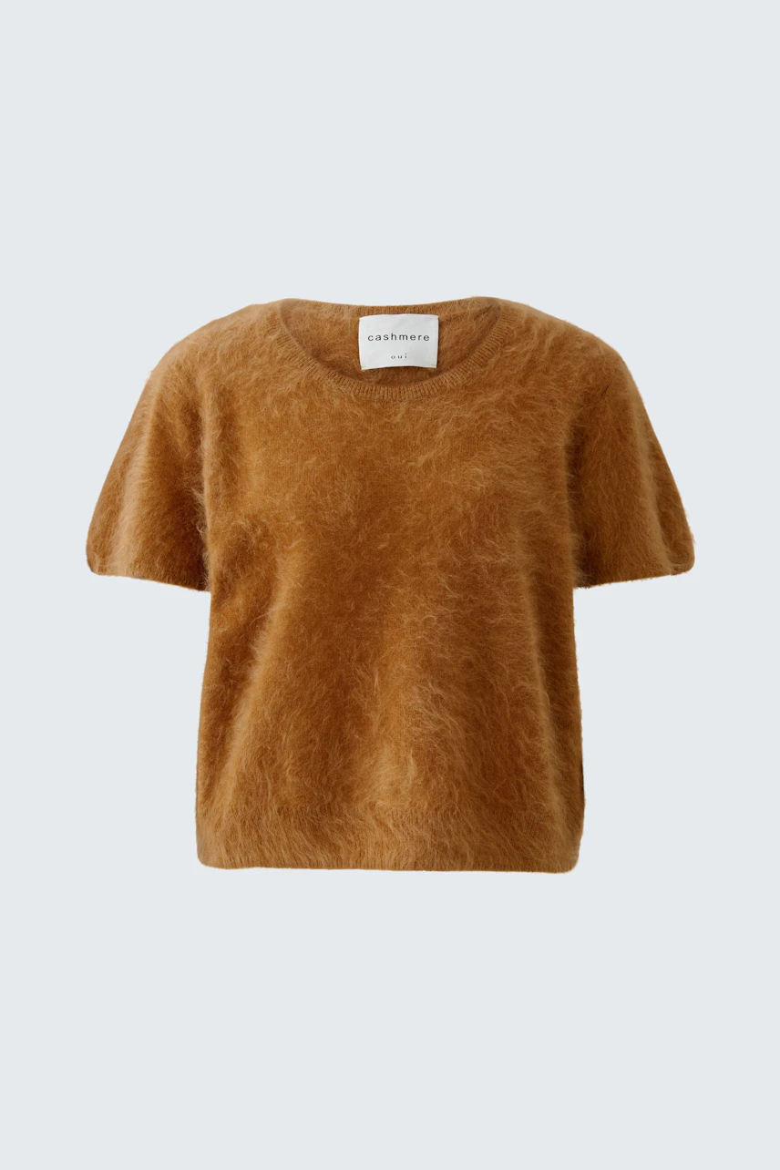Beiger Damen-Pullover aus weichem Material mit kurzen Ärmeln und V-Ausschnitt.