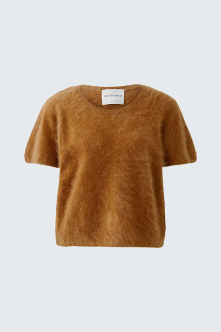 Casual women's pullover in soft brown, featuring a relaxed fit and short sleeves.