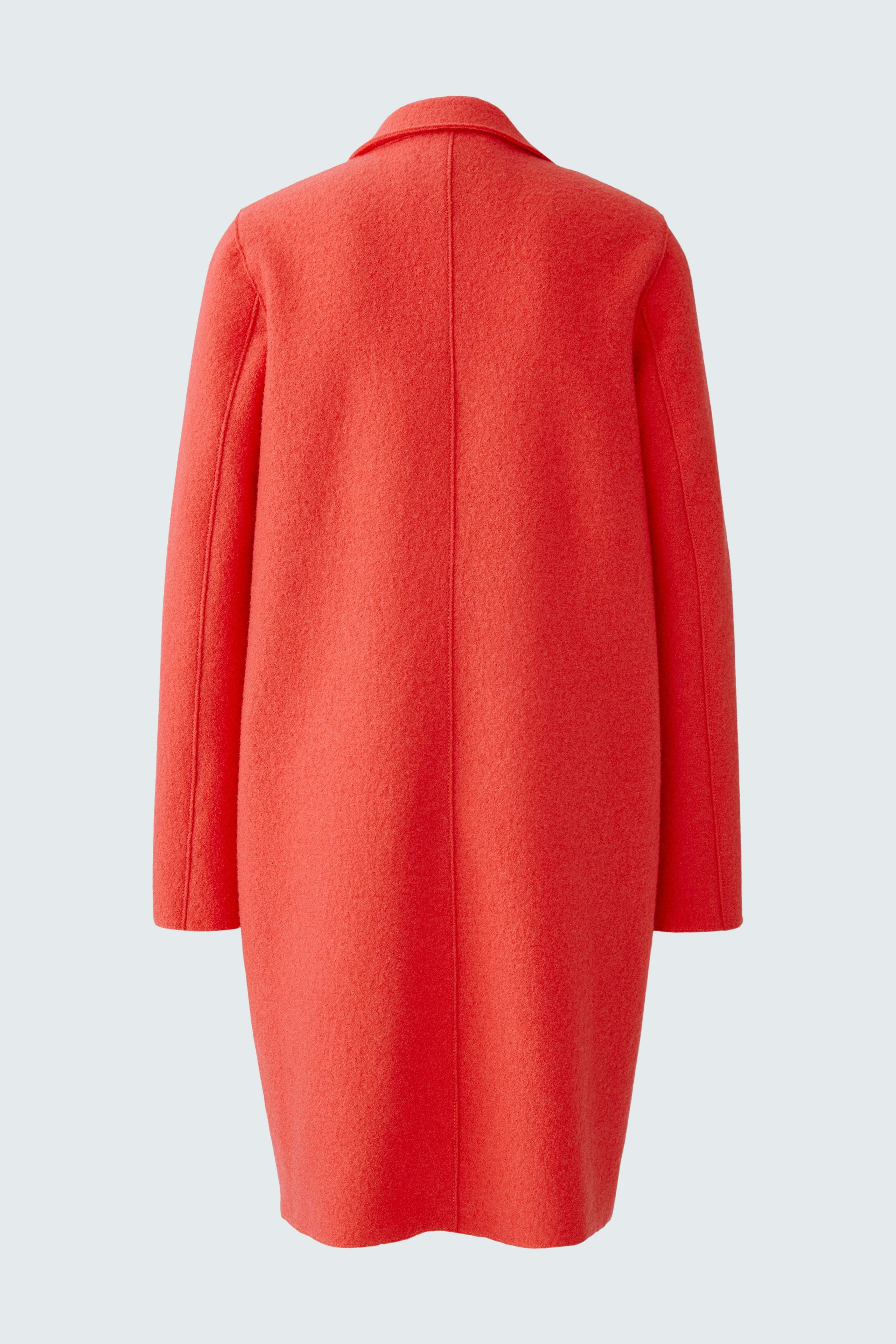 Roter Wollmantel: Schlichte, weite Form mit langen Ärmeln und klassischem Kragen.