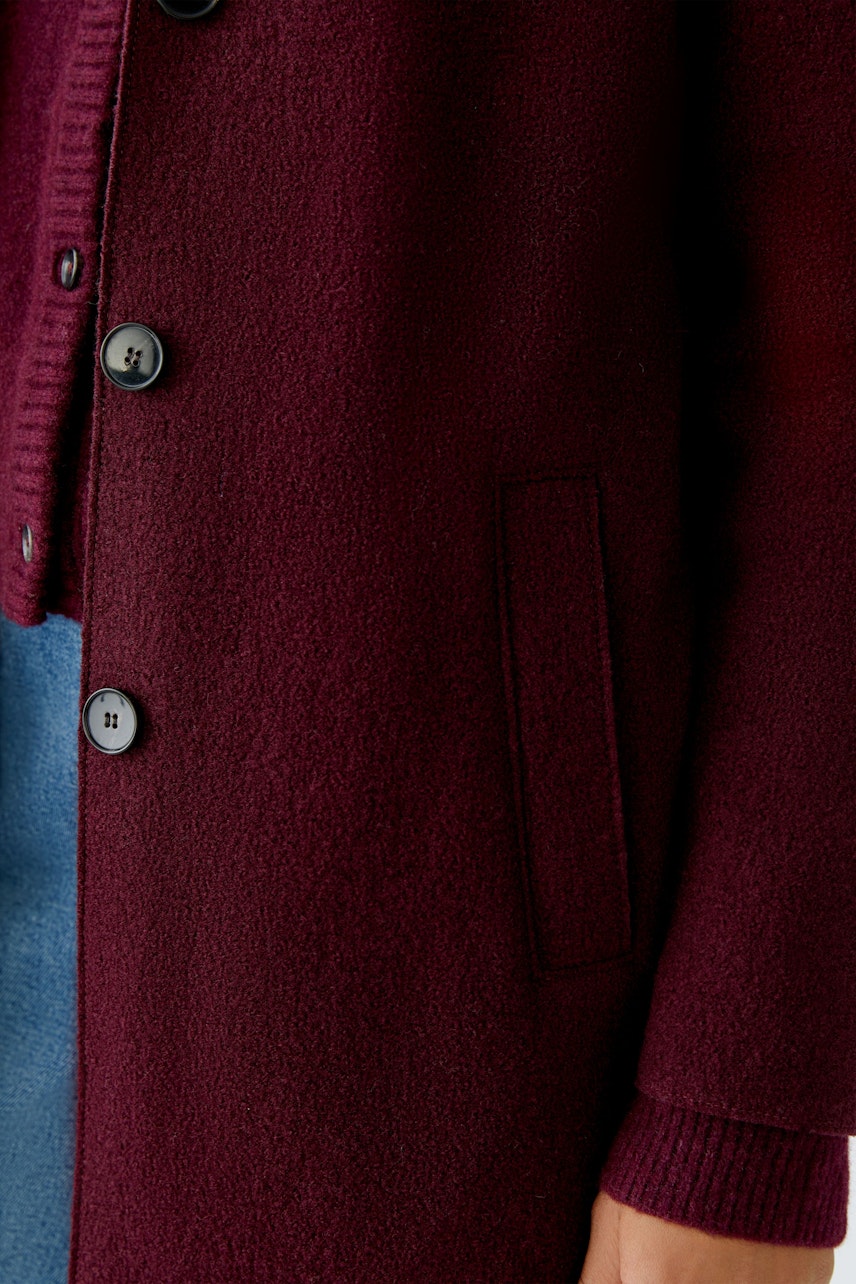 Damen Wollmantel in Bordeaux: Bequemer, knielanger Mantel mit Knöpfen und Taschen.