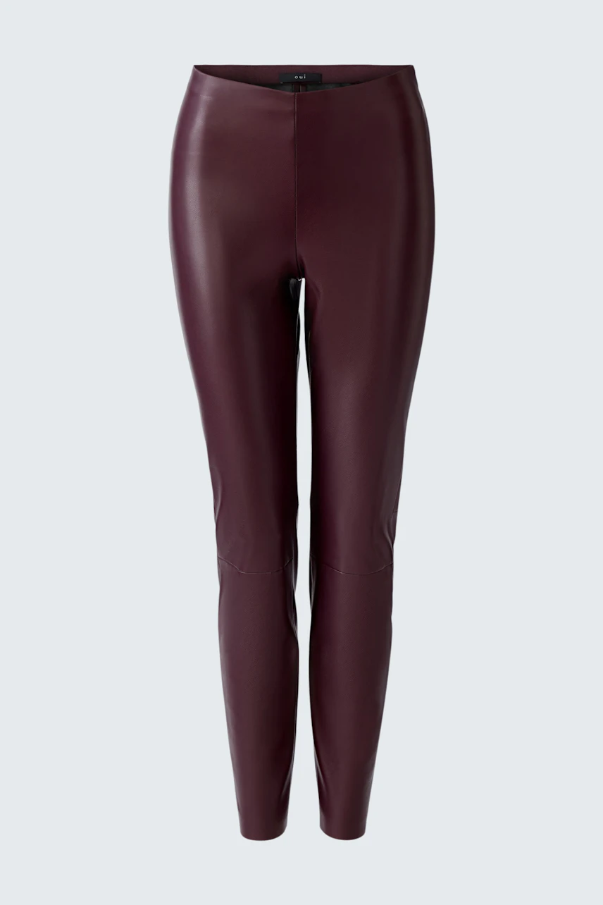 Trendy women's leggings in burgundy, featuring a sleek design for a modern look.