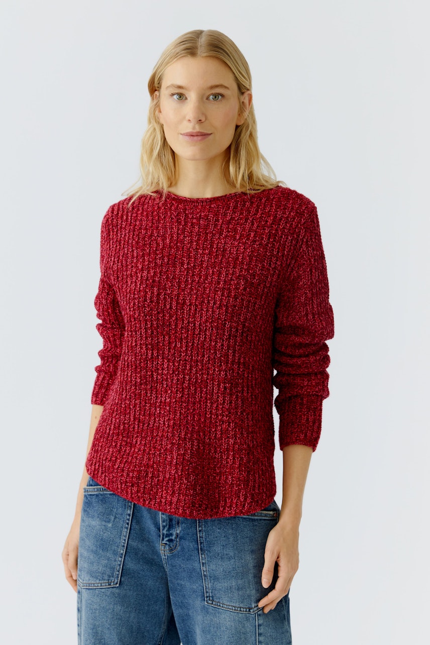Roter Damen-Pullover: Frau trägt einen lässigen, strukturierten Pullover mit Rundhalsausschnitt.