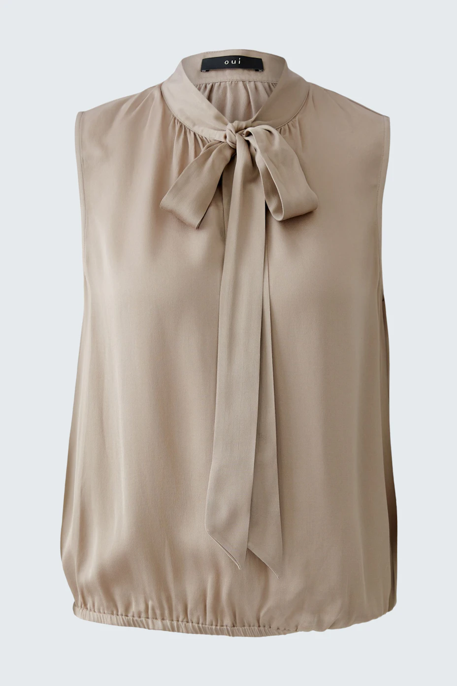 Beige Schluppenbluse: Damenoberteil mit Stehkragen und Schleifen-Detail, ideal für den Alltag.