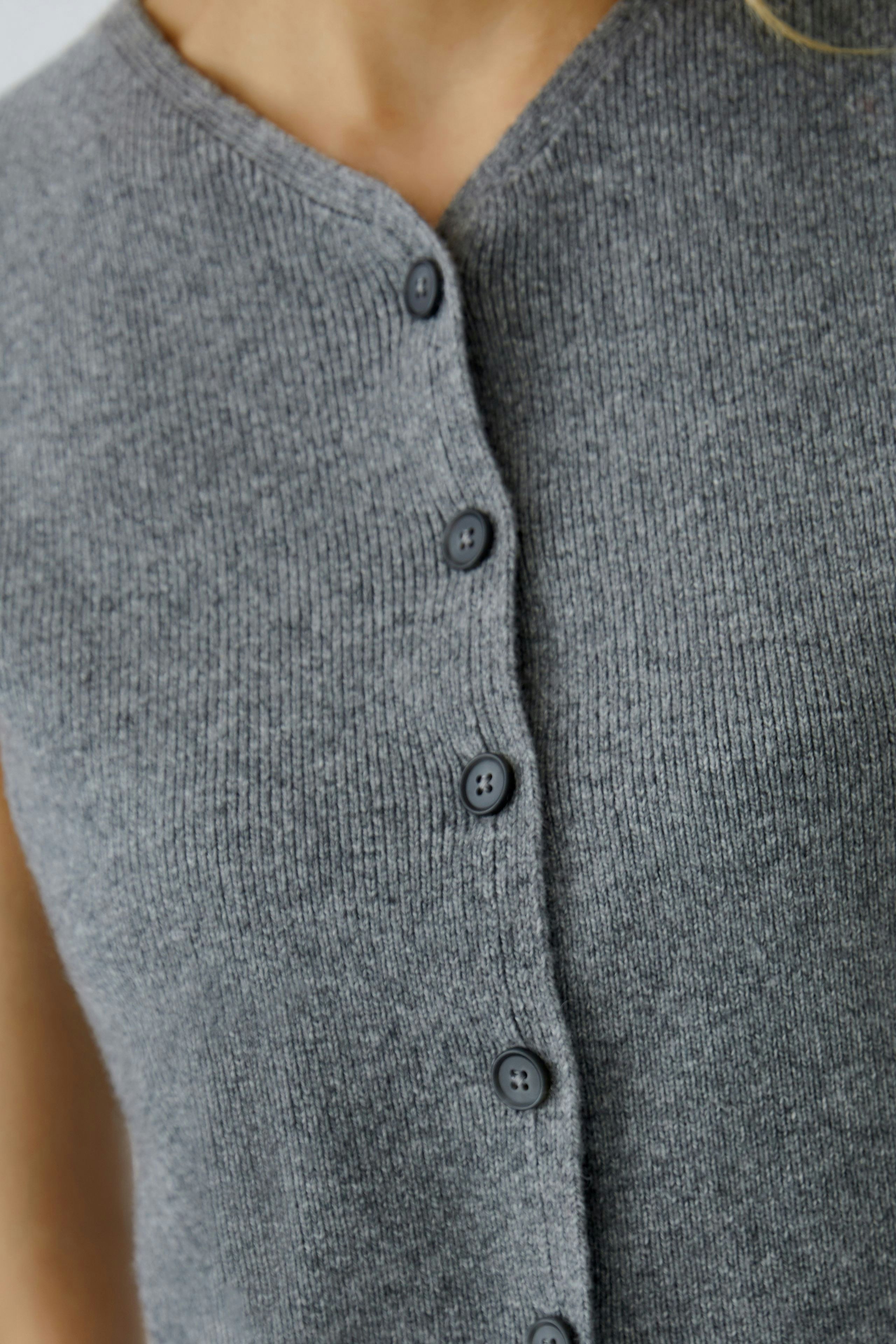 Bequeme Damen-Strickweste in Grau mit Knöpfen, ideal für lässige Outfits.