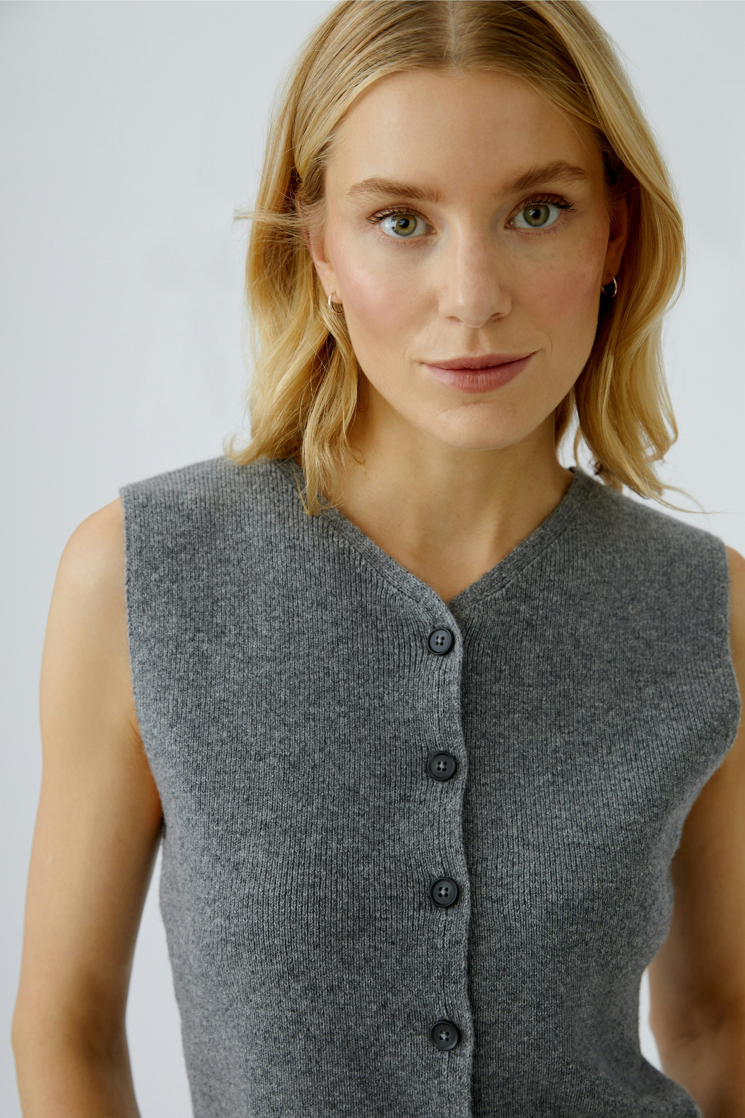 Bequeme Damen-Strickweste in Grau mit Knöpfen, ideal für lässige Outfits.