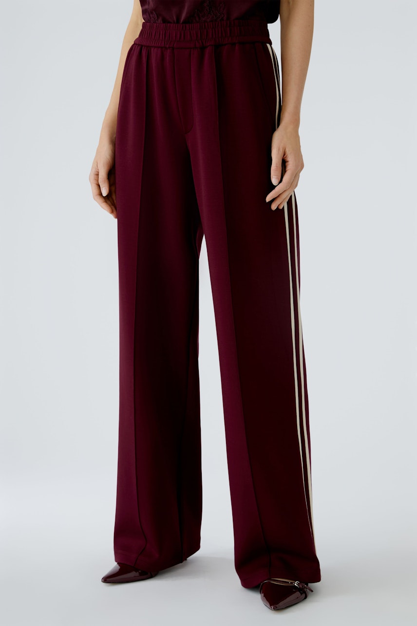 Bequeme Damen-Jogger in Bordeaux mit seitlichen Streifen, ideal für lässige Outfits.
