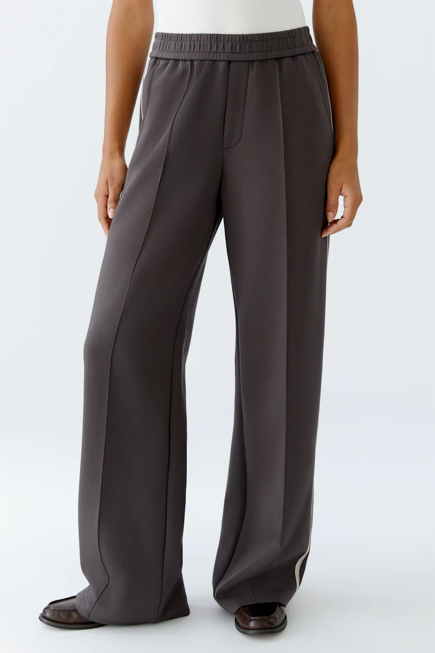 Comfortable women's joggers in a relaxed fit, featuring an elastic waistband and side pockets.