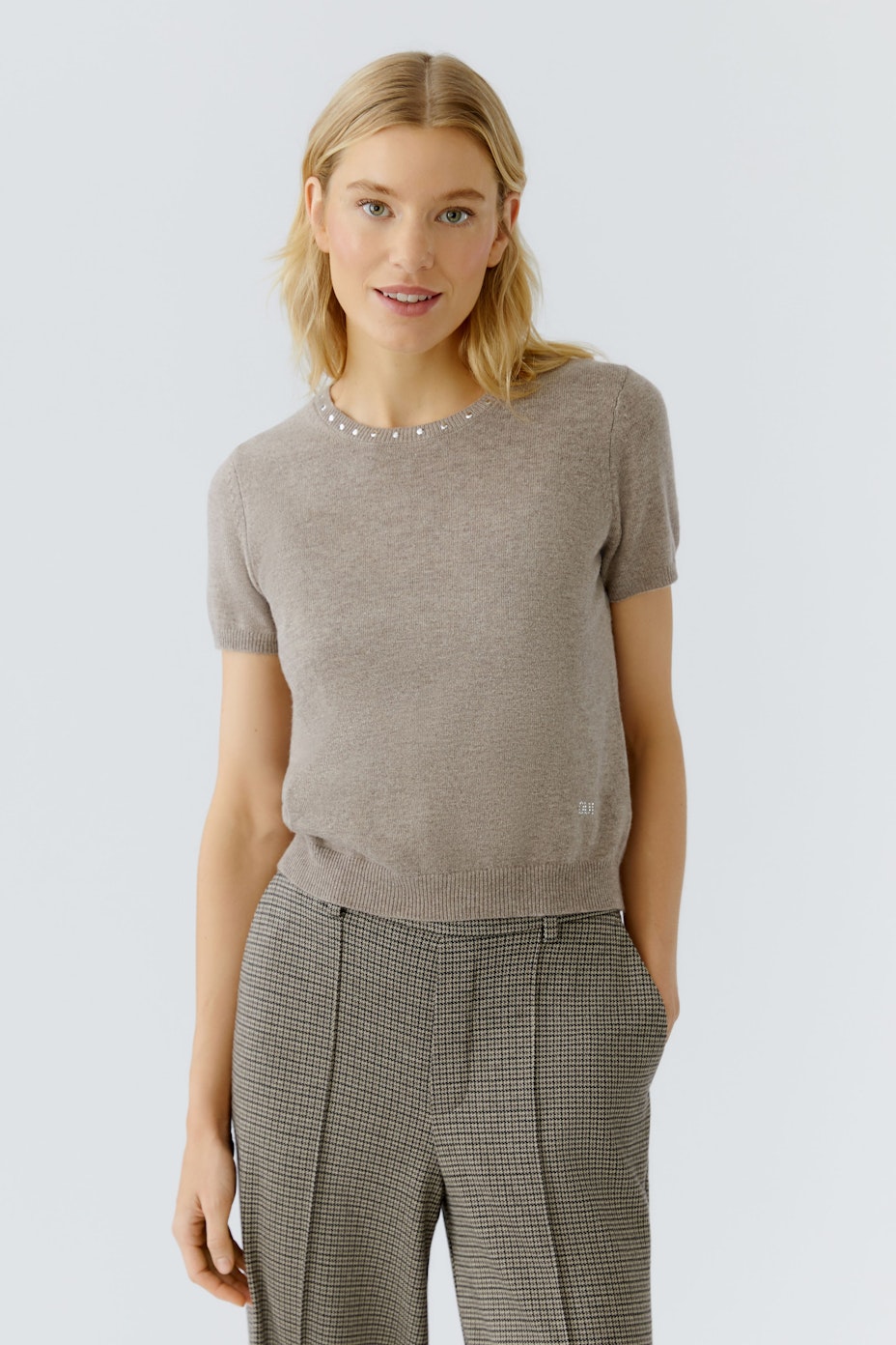 Beiger Damen-Pullover mit kurzen Ärmeln und feinen Details, ideal für lässige Outfits.
