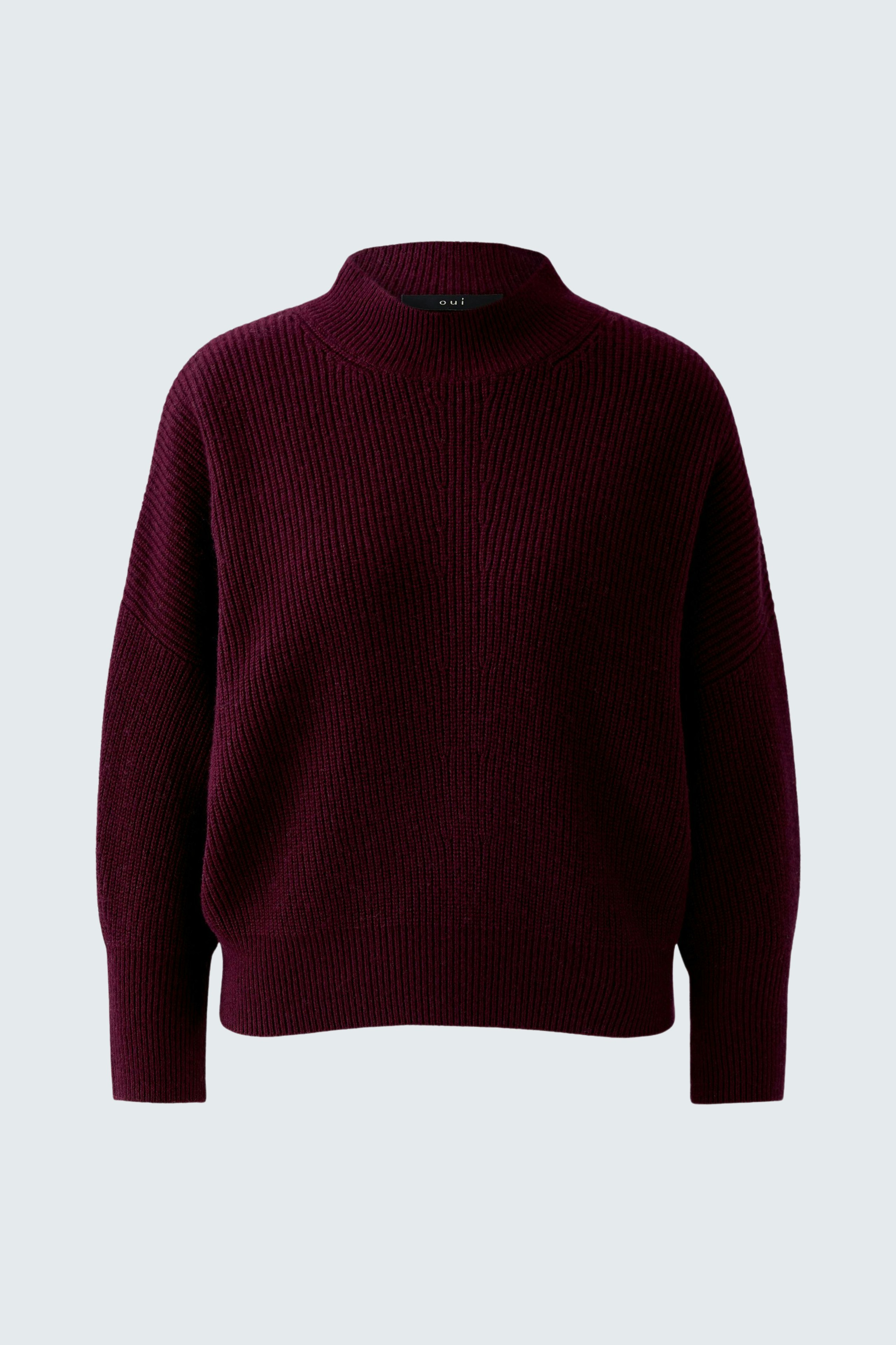 Bequemer Damen-Pullover in dunklem Rot mit hohem Kragen und lässigem Schnitt.