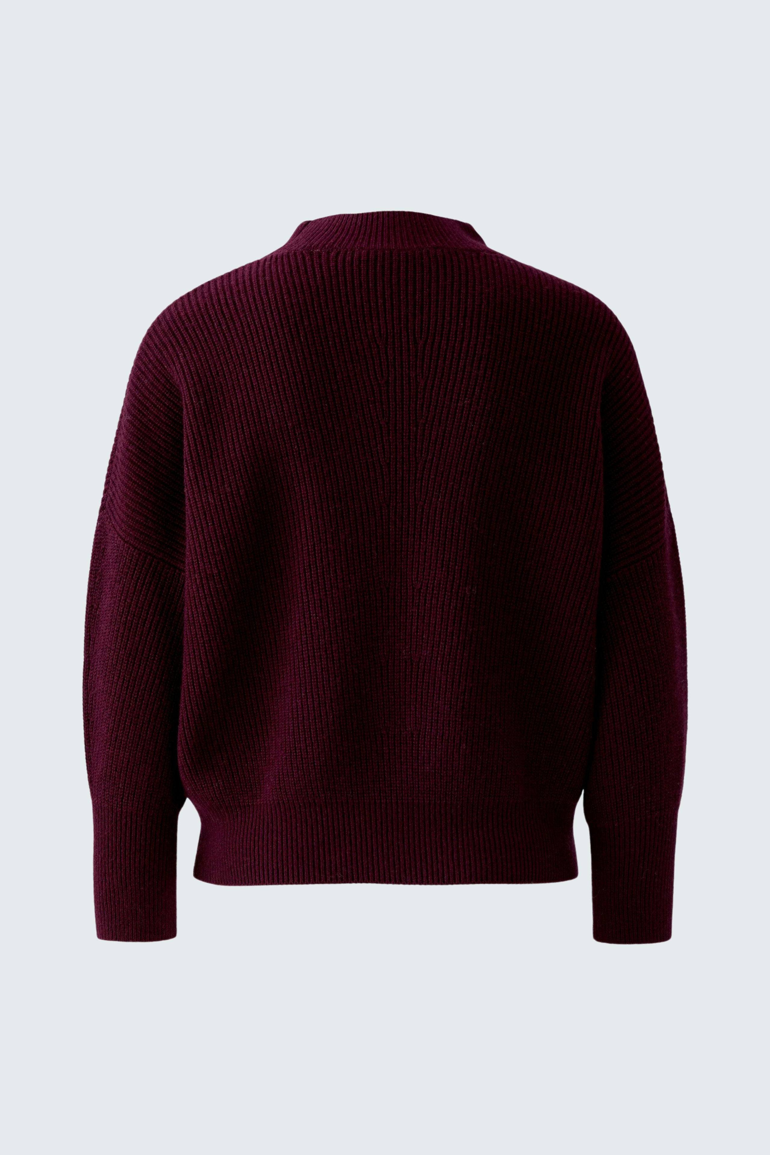 Damen-Pullover in dunklem Rot: Rückansicht eines lässigen, grob gestrickten Pullovers.