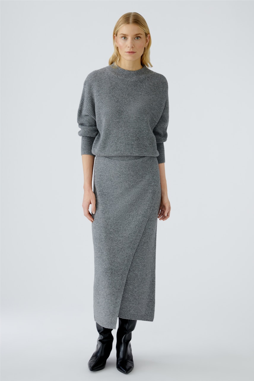 Damen-Pullover: Frau in grauem, lässigem Strickpullover mit Rundhalsausschnitt und lockerer Passform.