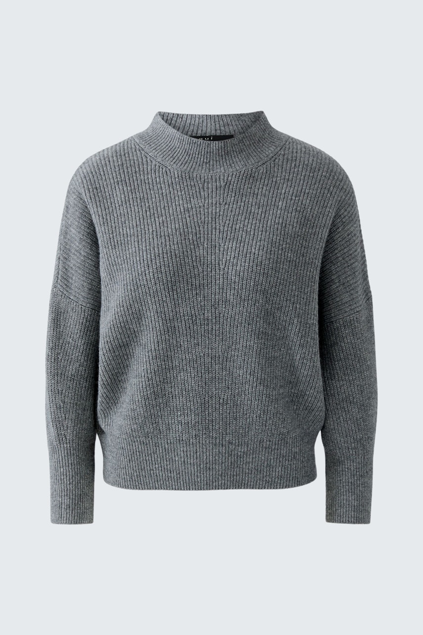 Gemütlicher Damen-Pullover in Grau mit hohem Kragen und lässigem Schnitt.