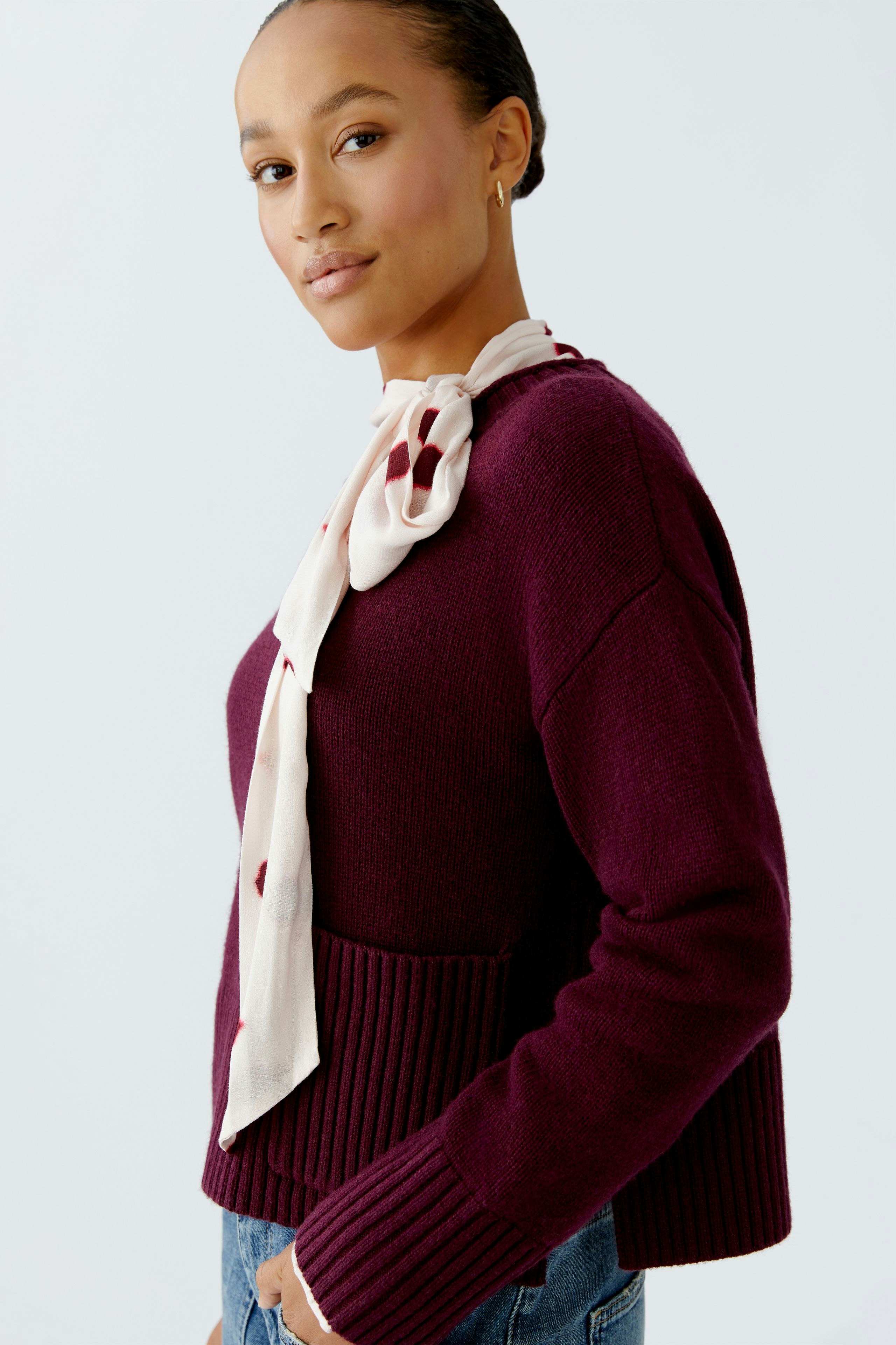 Casual women's pullover in deep burgundy, featuring a stylish scarf and relaxed fit.
