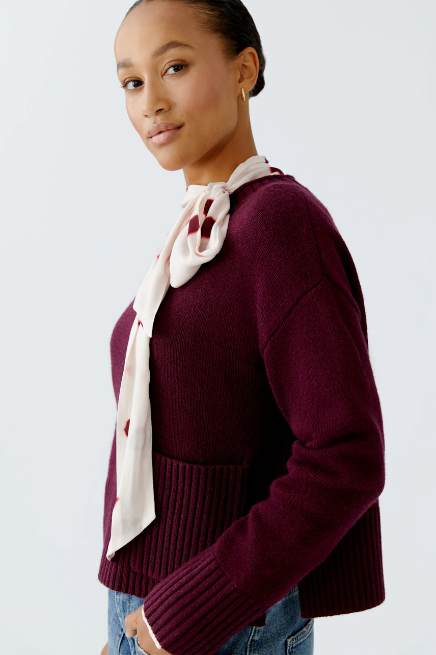Casual women's pullover in deep burgundy, featuring a stylish scarf and relaxed fit.