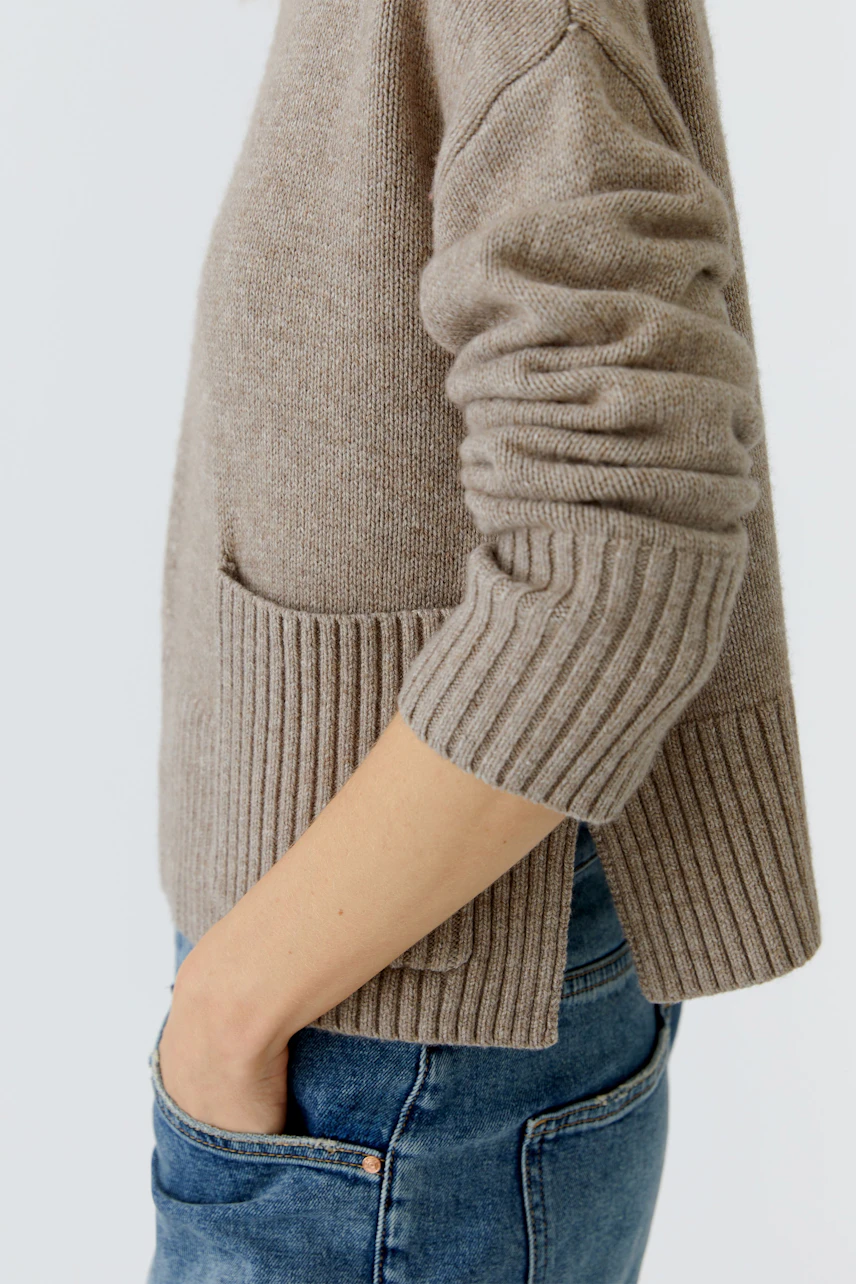 Casual women's pullover in soft beige with ribbed details, perfect for everyday wear.