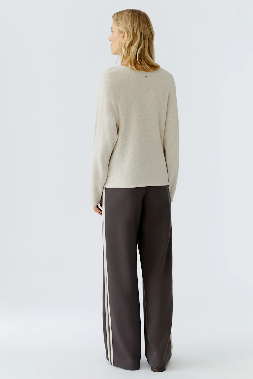 Bequemer Damen-Pullover in hellem Beige, lässig geschnitten, ideal für entspannte Outfits.