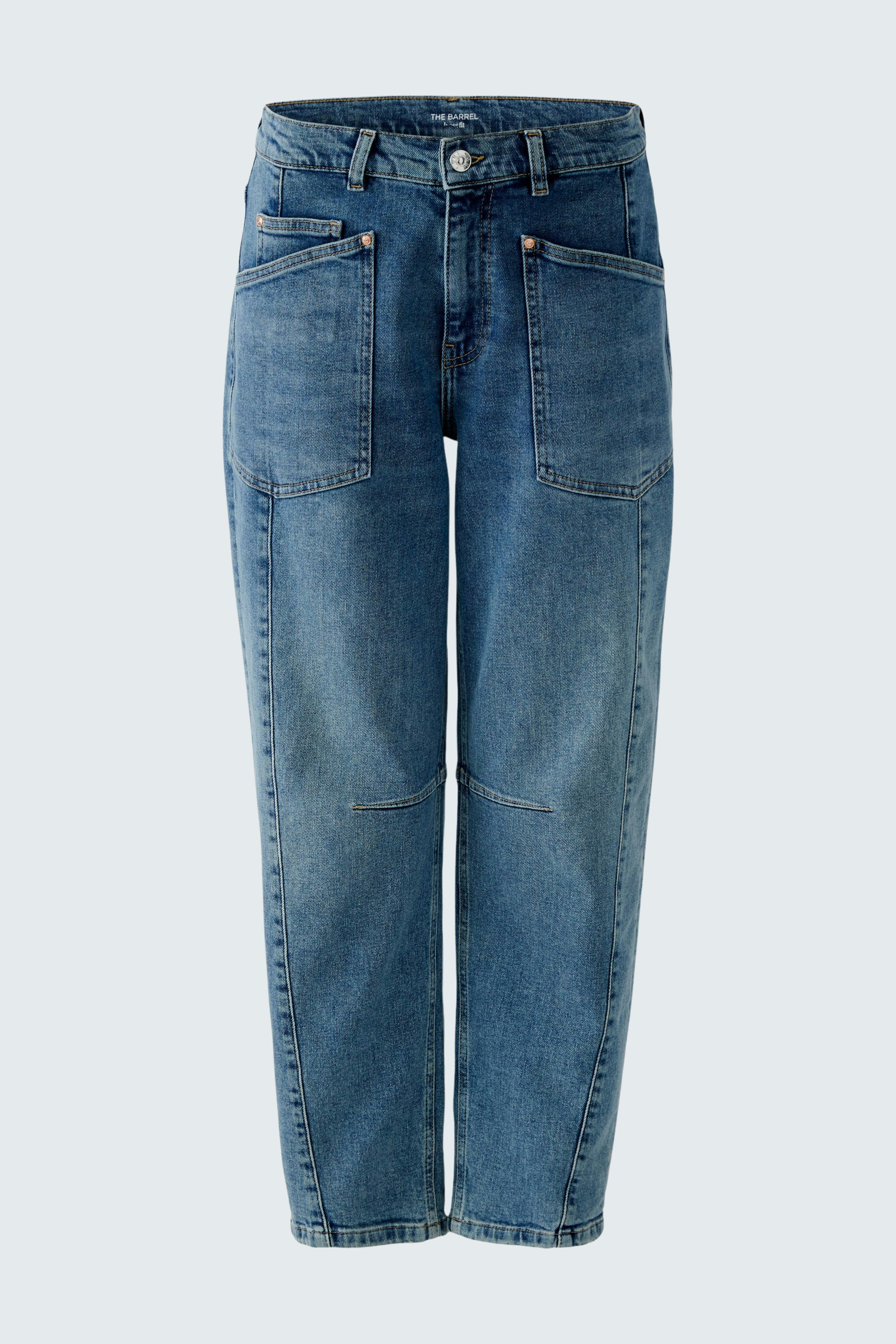 Casual women's jeans: Blue barrel jeans with a relaxed fit and multiple pockets.
