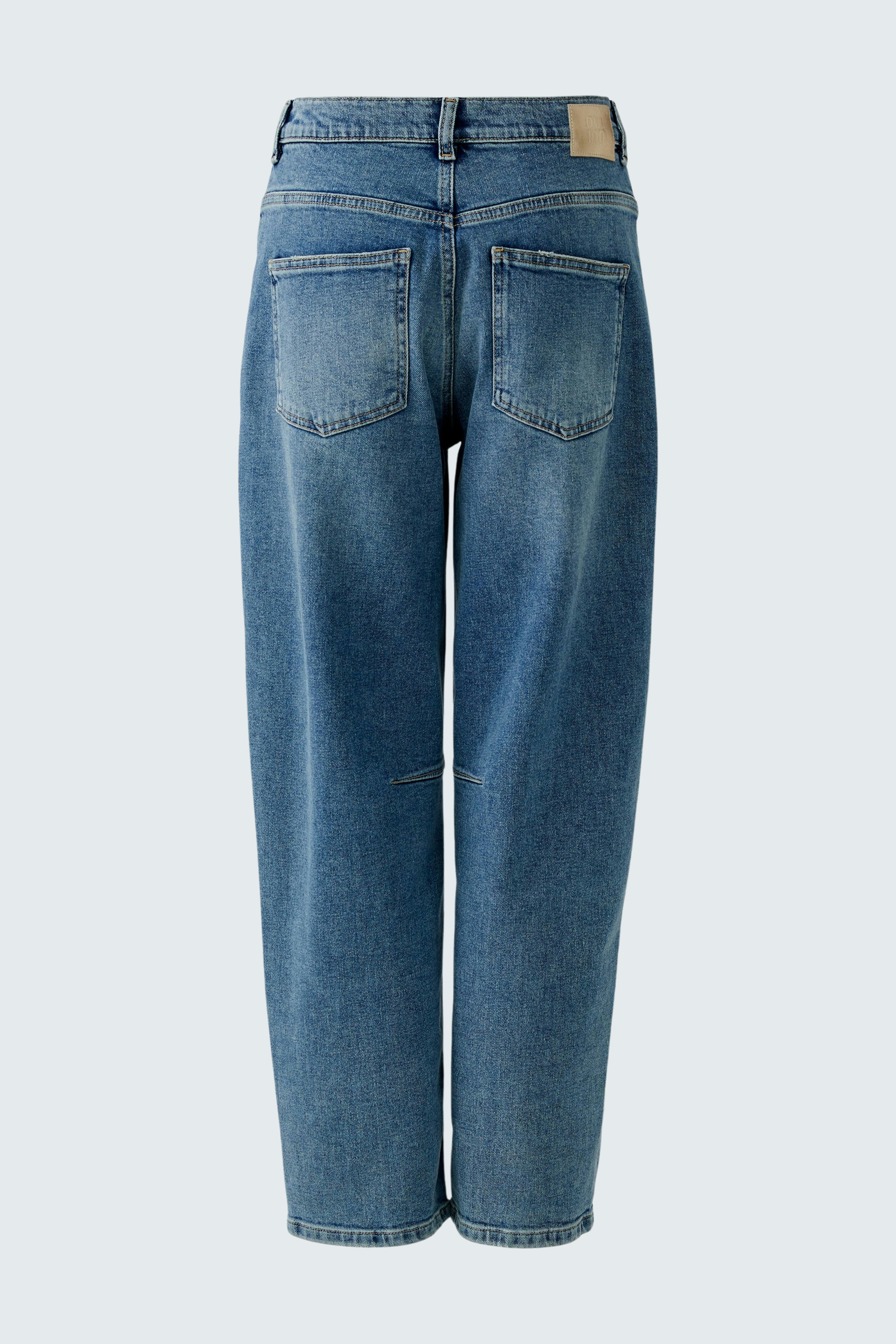 Casual women's jeans: Back view of blue barrel jeans with a relaxed fit and classic pockets.