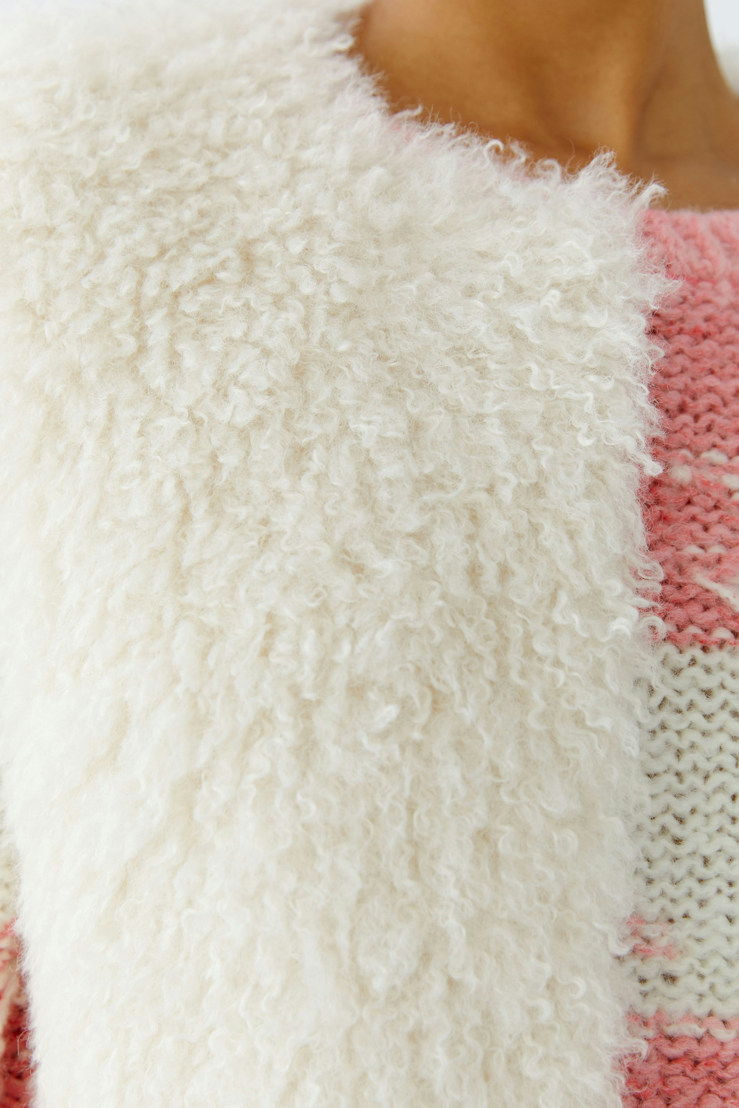 Cozy women's vest with a fluffy collar, perfect for layering over casual outfits.