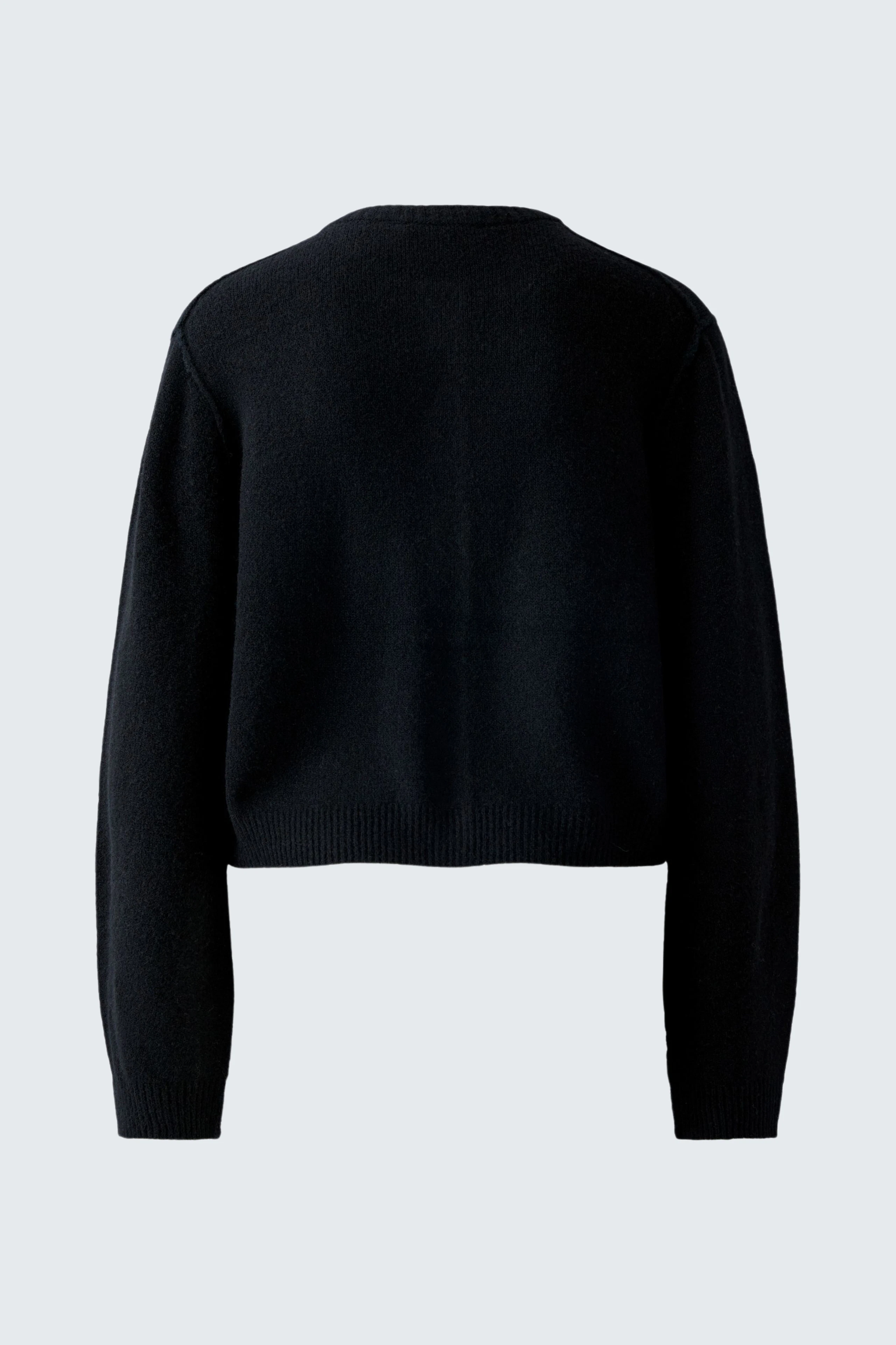Schwarze Strickjacke: Rückansicht einer lässigen Damen-Strickjacke mit weitem Schnitt.