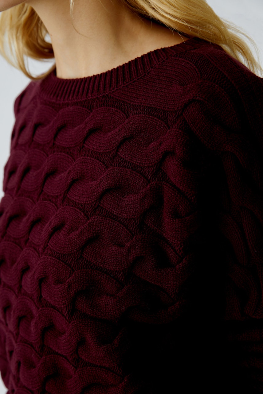 Damen-Pullover in dunklem Rot mit strukturiertem Muster, lässig und bequem.