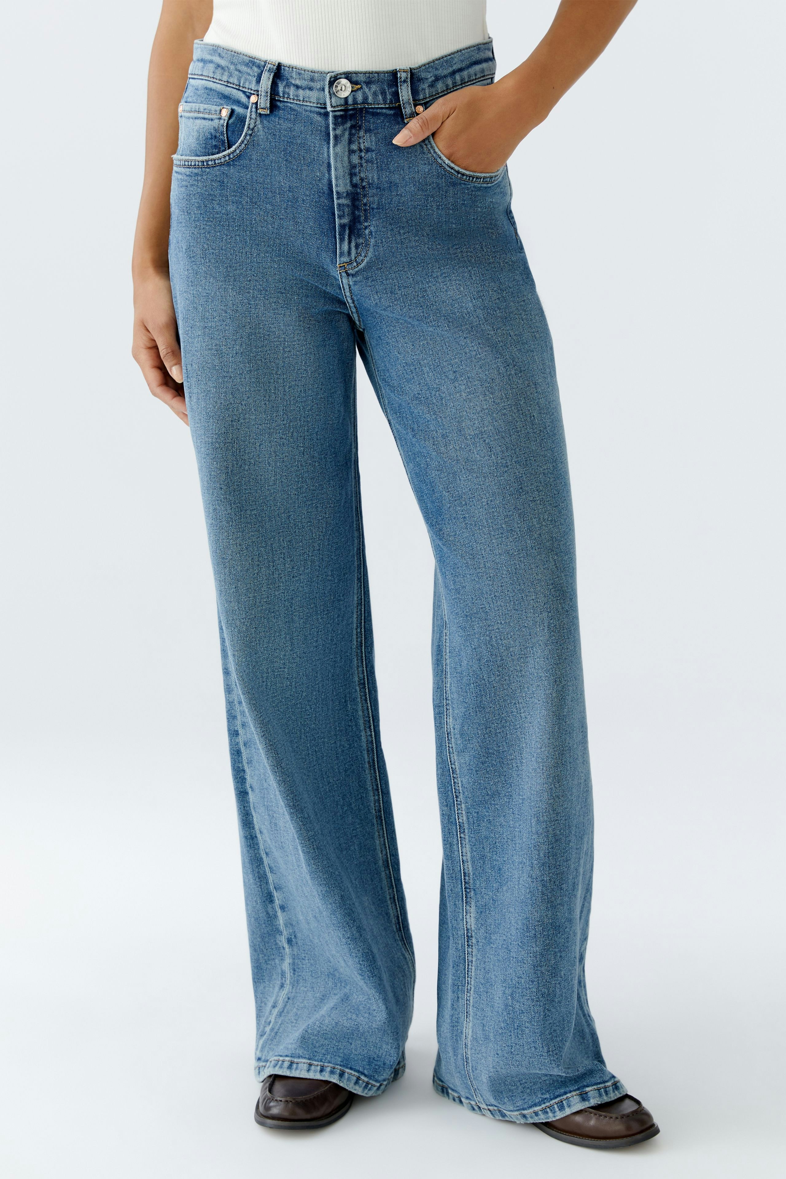 Bequeme 5-Pocket Hose: Frau trägt lässige, weite Jeans mit klassischem Design und praktischen Taschen.