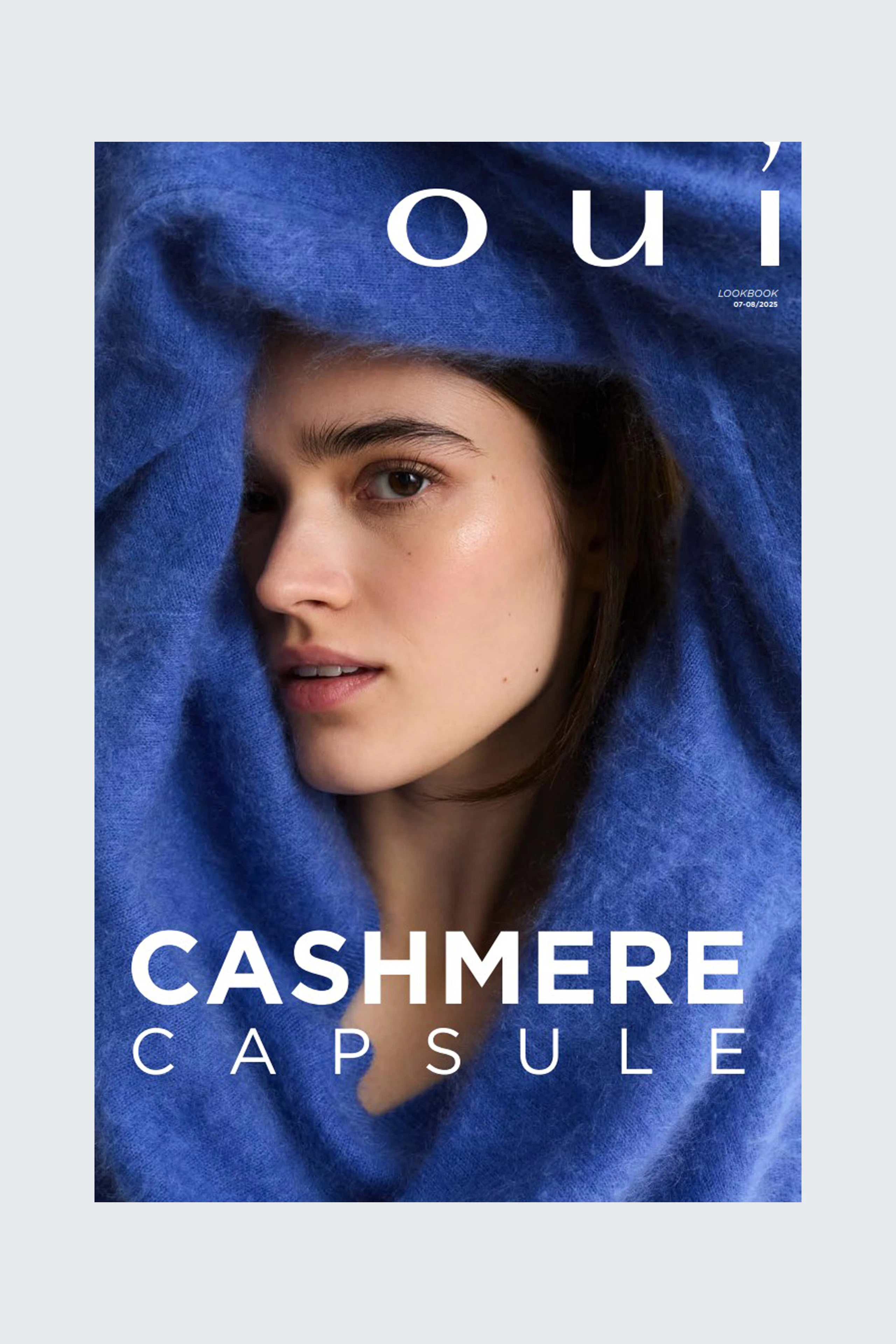 Damen-Pullover: Junge Frau mit blauer Cashmere-Kapuze blickt direkt in die Kamera.
