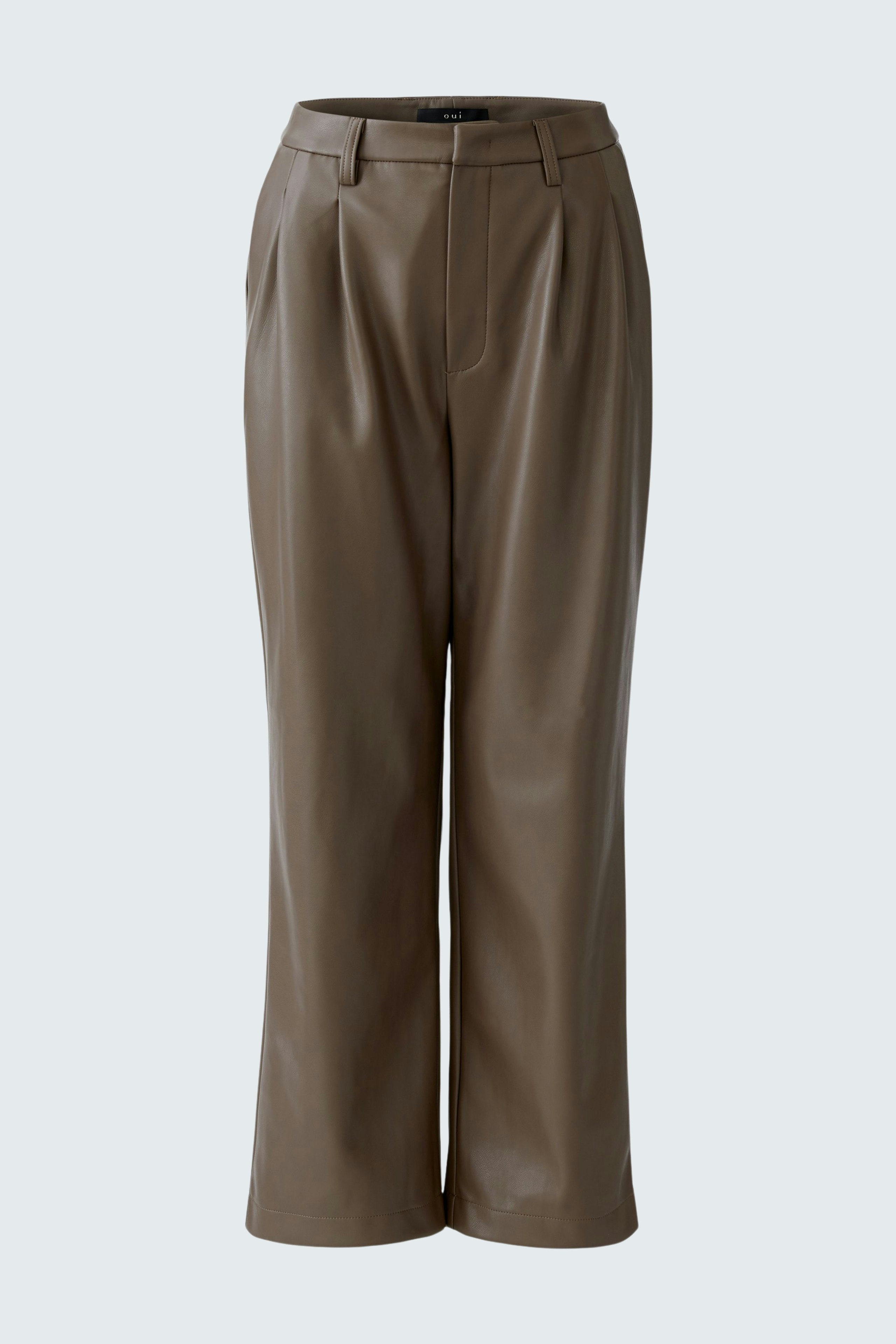 Stylish women's pleated trousers in a rich brown color, offering a modern and comfortable fit.