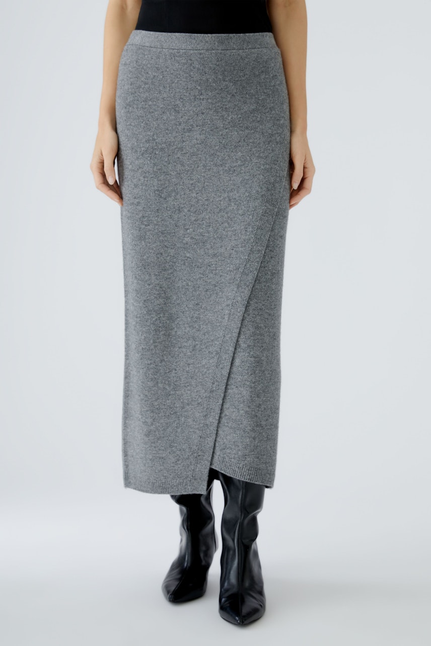 Damen-Strickrock: Frau in grauem, schmal geschnittenem Strickrock mit lässigem Schnitt und hohem Bund.