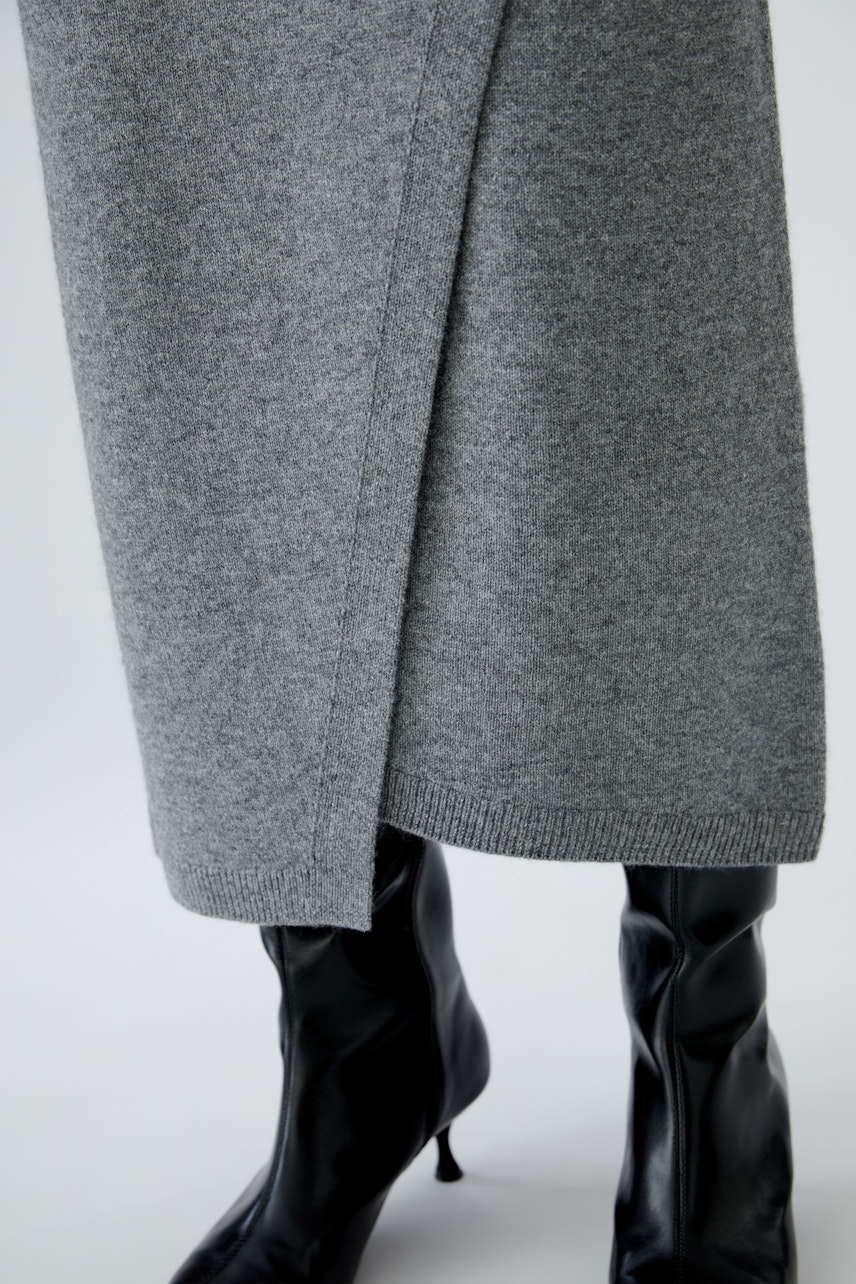 Damen-Strickrock: Grauer, schmaler Strickrock, kombiniert mit schwarzen Stiefeln.